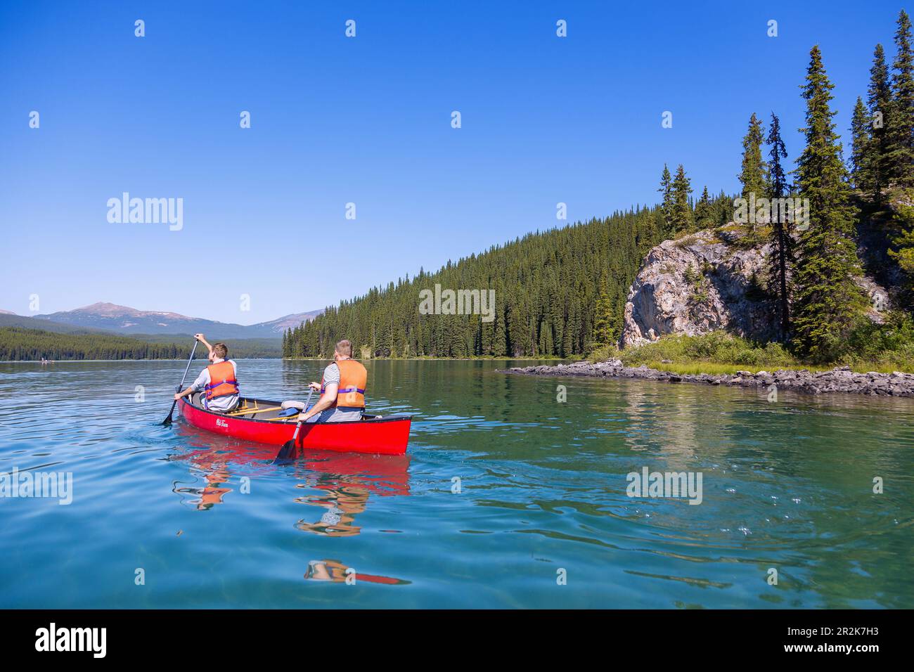 Jasper National Park, Maligne Lake, Kanufahrer (Model Release) Stockfoto