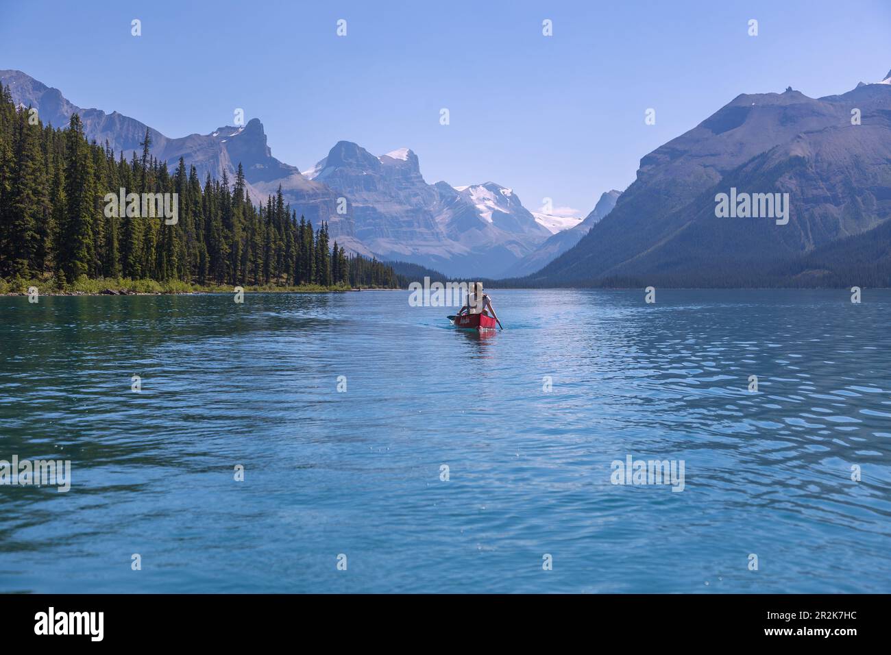 Jasper National Park, Maligne Lake, Kanufahrer (Model Release) Stockfoto