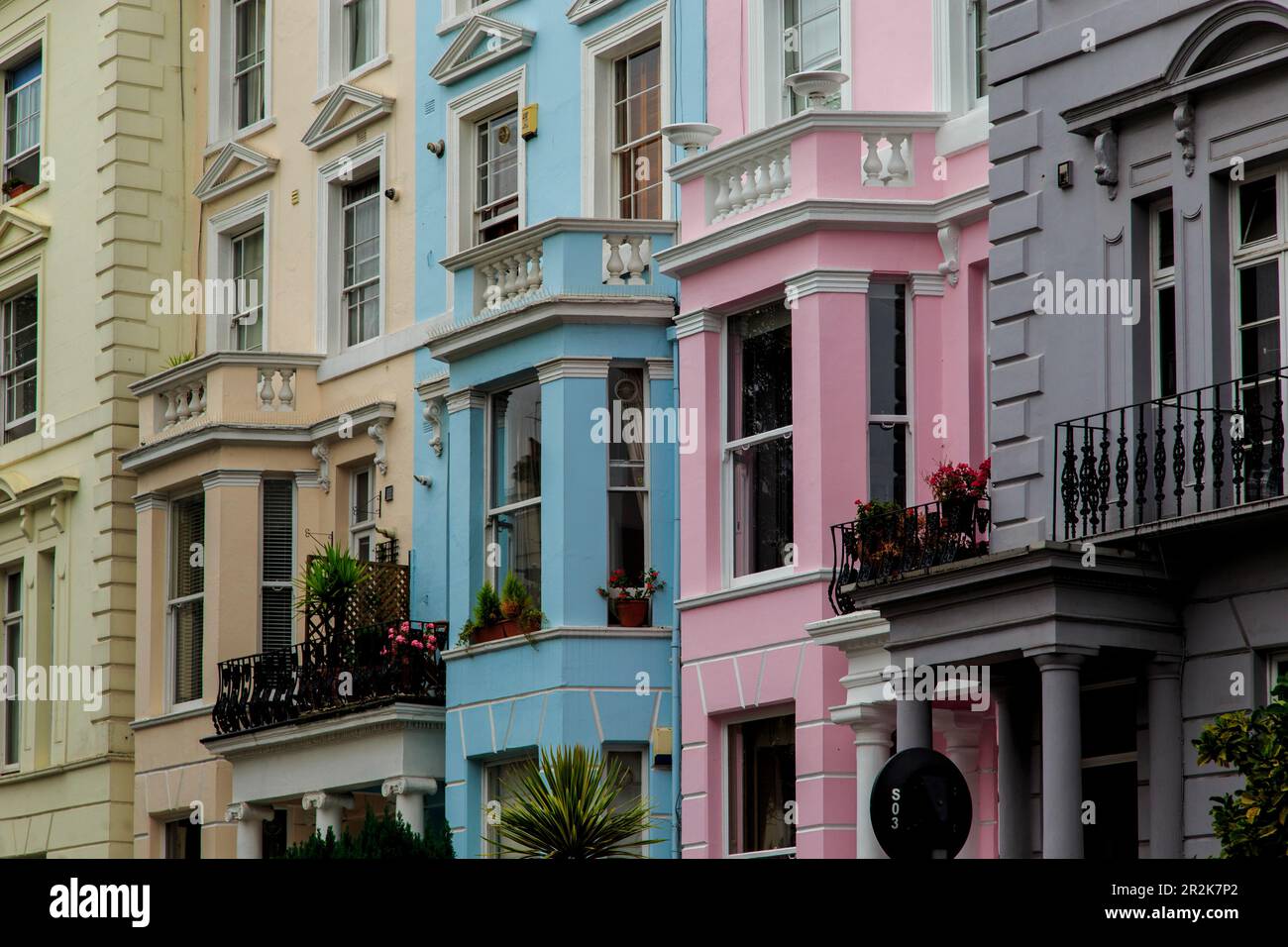 LONDON, GROSSBRITANNIEN - 20. SEPTEMBER 2014: Dies sind Architektur und mehrfarbige Häuser im jetzt prestigeträchtigen Viertel Notting Hill. Stockfoto