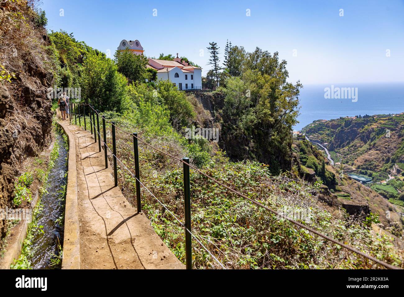 Levada do Moinh; Lombada da Ponta do Sol, Capela Espirito Santo, Riberia da Ponta do Sol, Wanderer (Model Release) Stockfoto