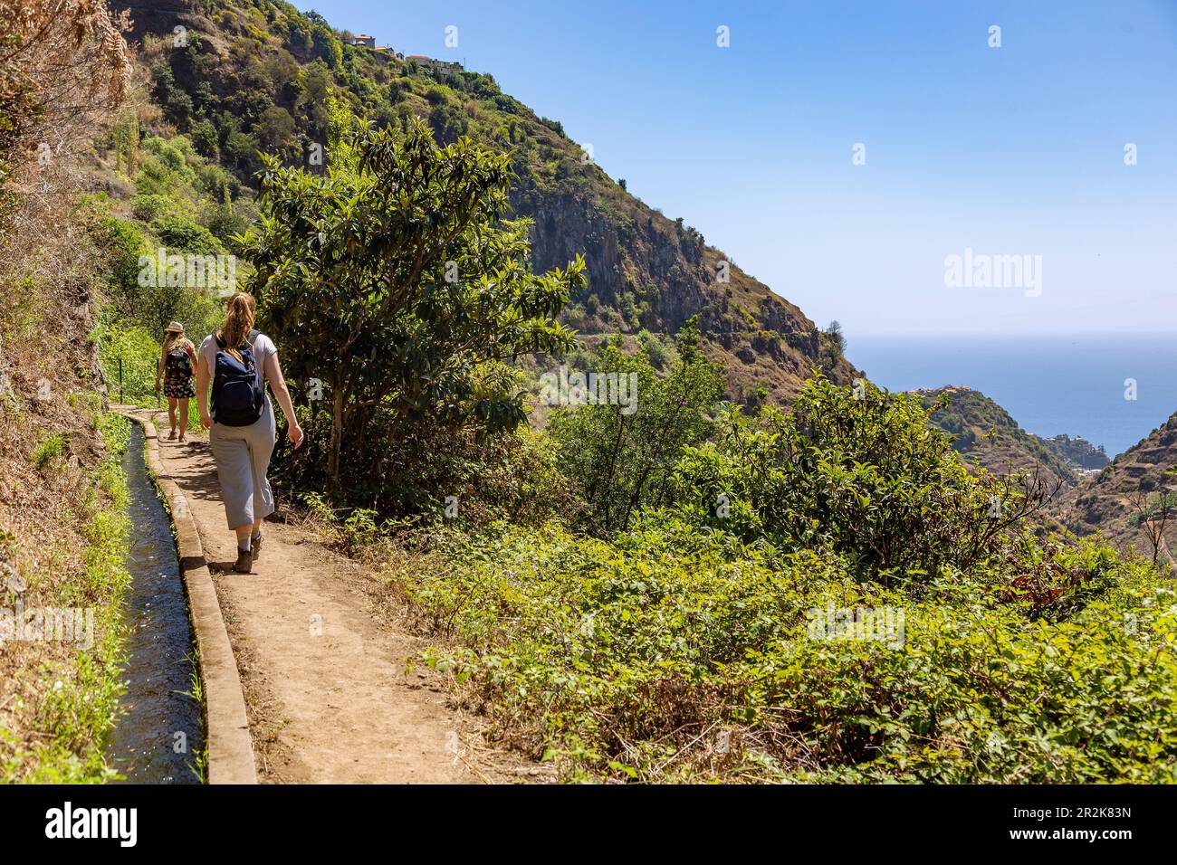 Levada do Moinos in der Nähe von Ponta do Sol, Wanderer (Model veröffentlicht) Stockfoto
