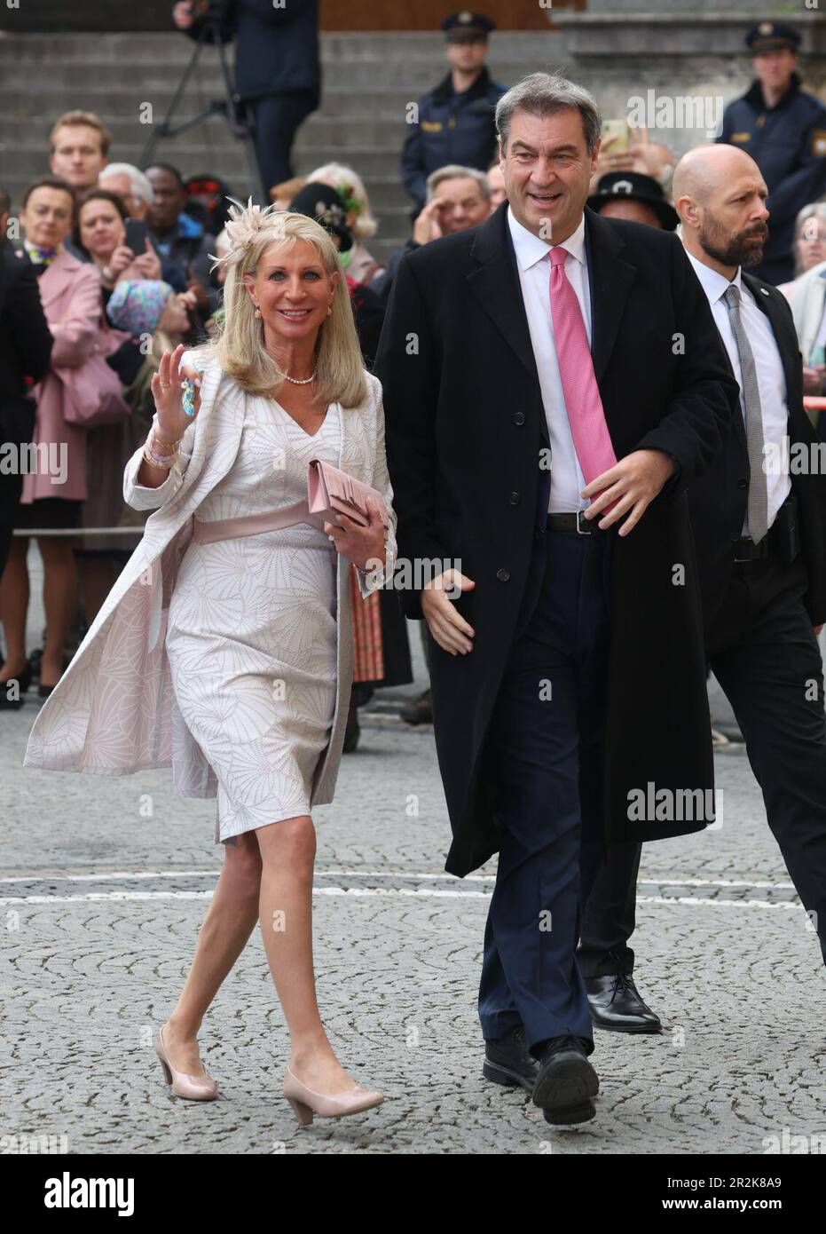 München, Deutschland. 20. Mai 2023. Markus Söder (CSU), Ministerpräsident von Bayern, und seine Frau Karin kommen zur kirchlichen Hochzeit von Ludwig Prinz von Bayern und Sophie-Alexandra Evekink in die Theatinerkirche. Es werden etwa 1.000 Gäste erwartet, die an den Feierlichkeiten teilnehmen. Kredit: Karl-Josef Hildenbrand/dpa/Alamy Live News Stockfoto