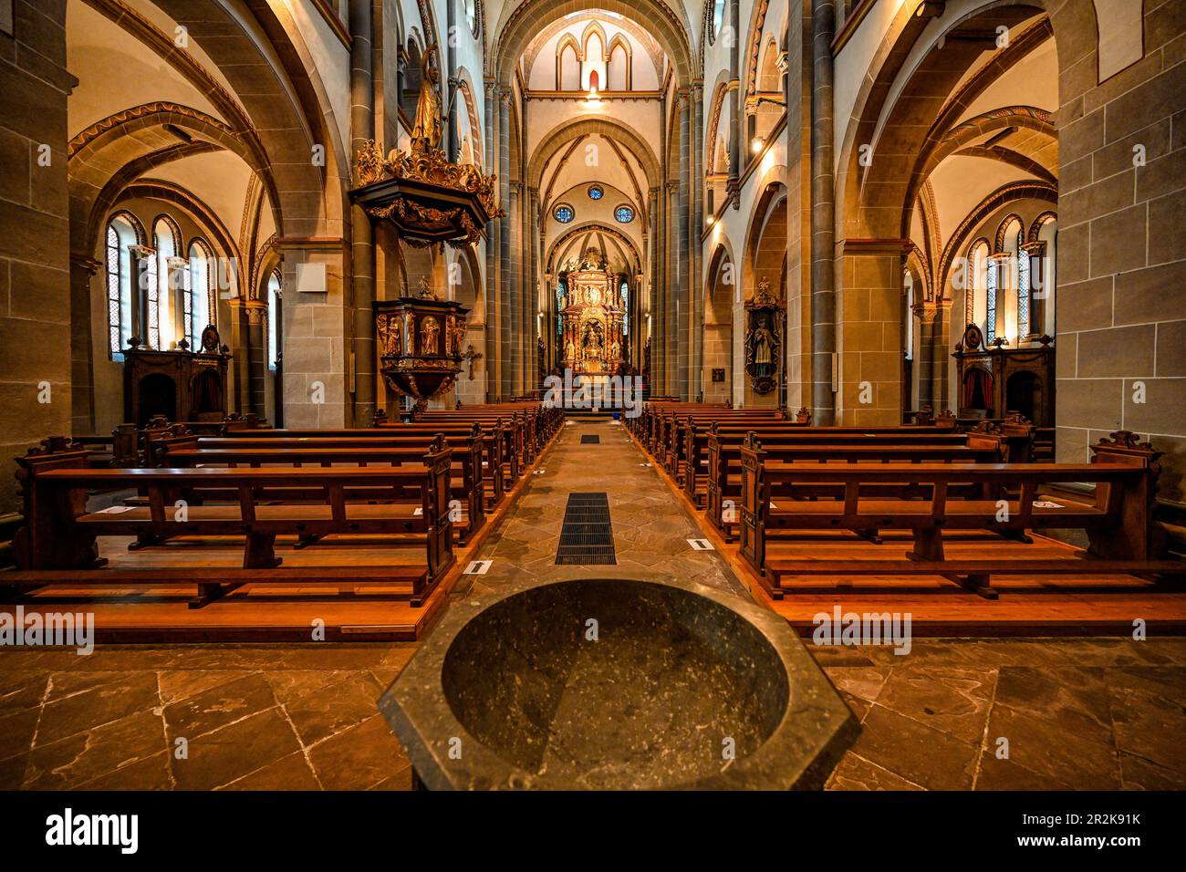 Kirchenschiff der St. Ludgerus Kirche in Essen-Werden, Stadt Essen; Ruhrgebiet, Nordrhein-Westfalen, Deutschland Stockfoto