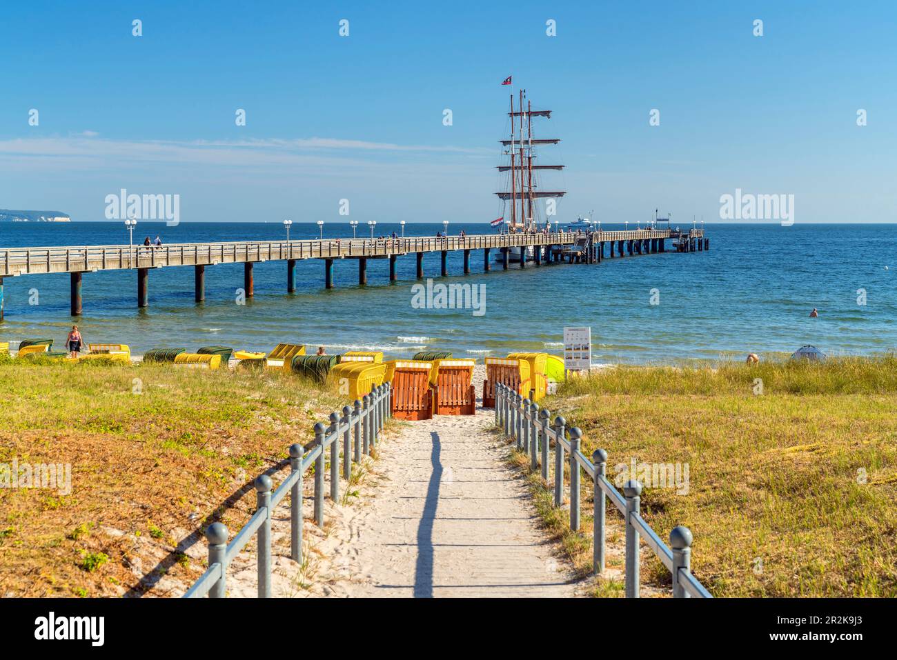 Strand, Pier und Segelschiff vor dem Ostseebad Binz, Insel Rügen, Mecklenburg-Vorpommern, Deutschland Stockfoto