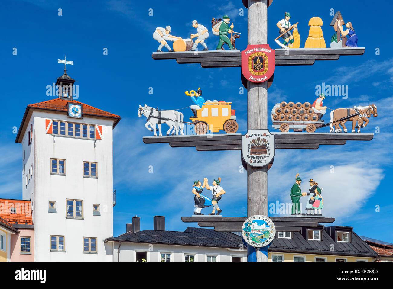 Maibaum und Jacklturm am Stadtplatz von Traunstein, Chiemgau, Oberbayern, Bayern, Deutschland Stockfoto