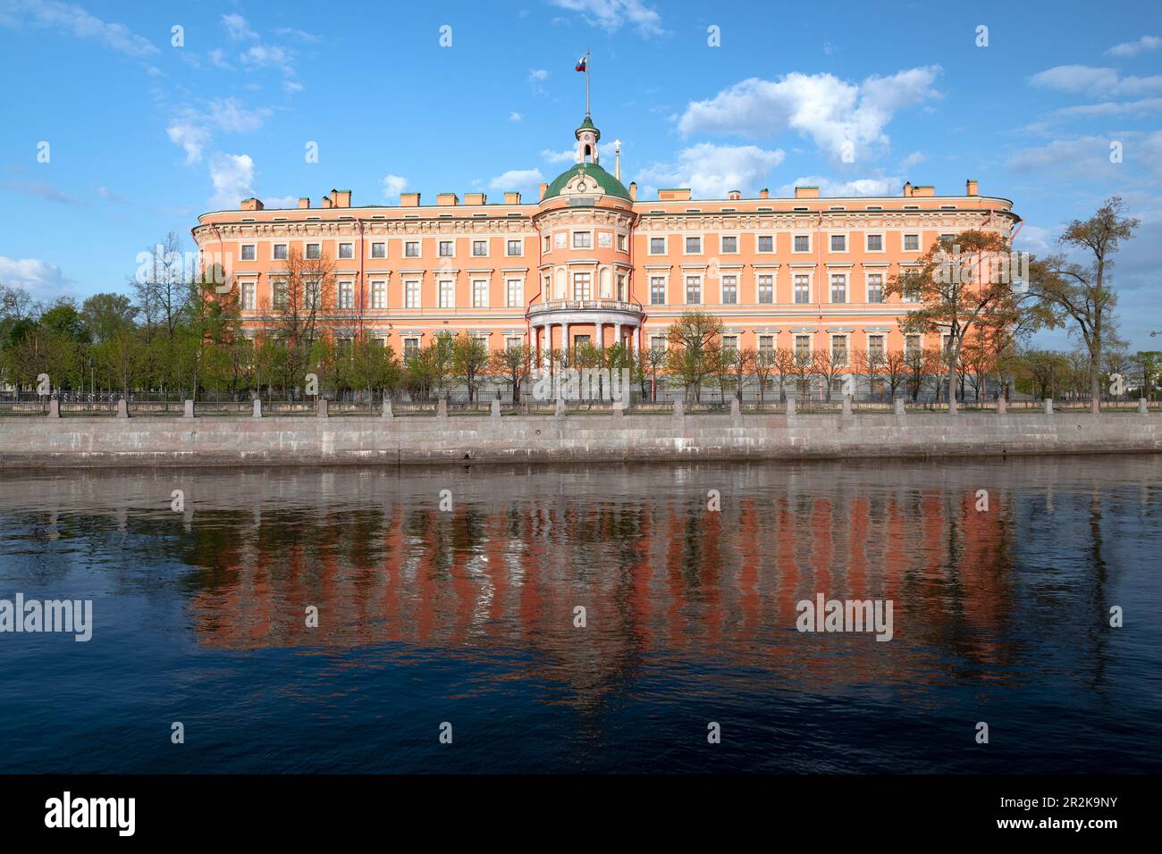 Antikes Ingenieurschloss mit Reflexion im Fontanka an einem sonnigen Maivormittag. Sankt Petersburg, Russland Stockfoto