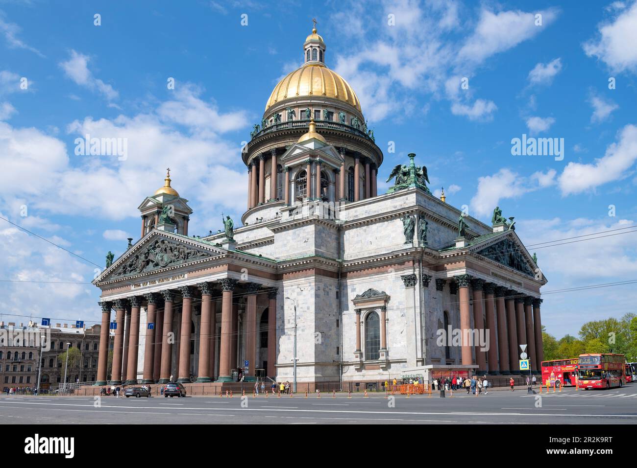 SANKT PETERSBURG, RUSSLAND - 14. MAI 2023: Blick auf den alten St. Isaaks Kathedrale an einem sonnigen Maitag Stockfoto