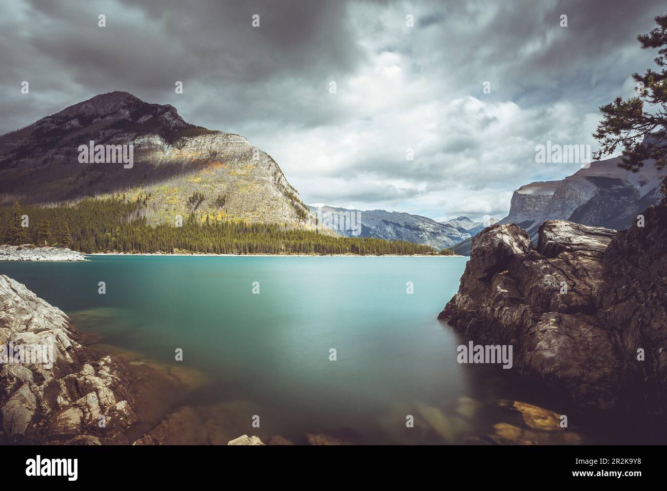 Banff National Park, Langzeitbelichtung am Lake Minnewanka in der Nähe von Banff in Alberta, Kanada, bei Banff in Alberta, Kanada, bei Banff in Alberta, Kanada Stockfoto