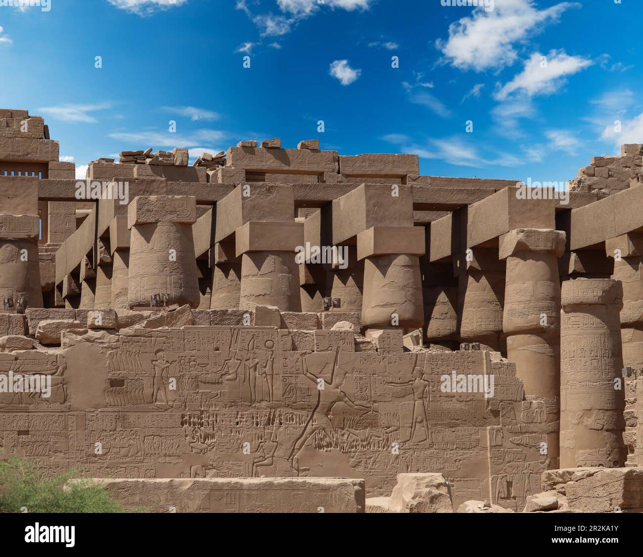 Große Halle im Stil der Hypothese im Karnak-Tempel in Luxor, Ägypten Stockfoto