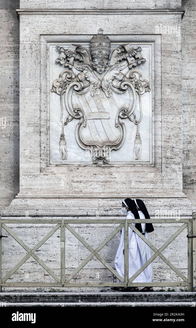 Nonnen vor der Fassade der Basilica di San Giovanni in Laterano Rom Italien Stockfoto