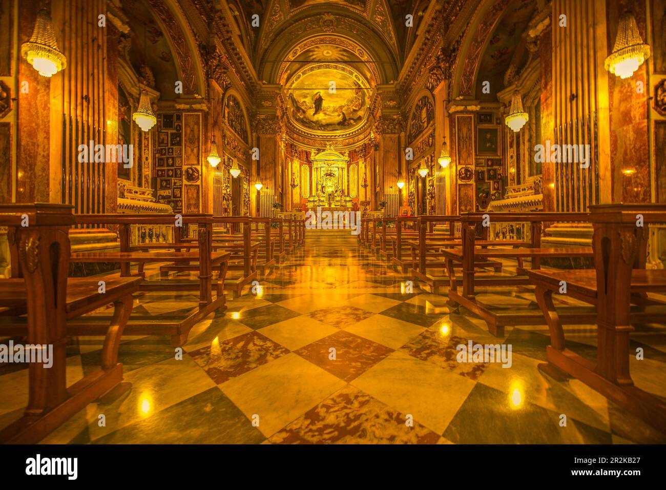 Im Inneren der Kirche der Madonna di Montallegro, Rapallo, Ligurien; Levantine Riviera, Italien Stockfoto