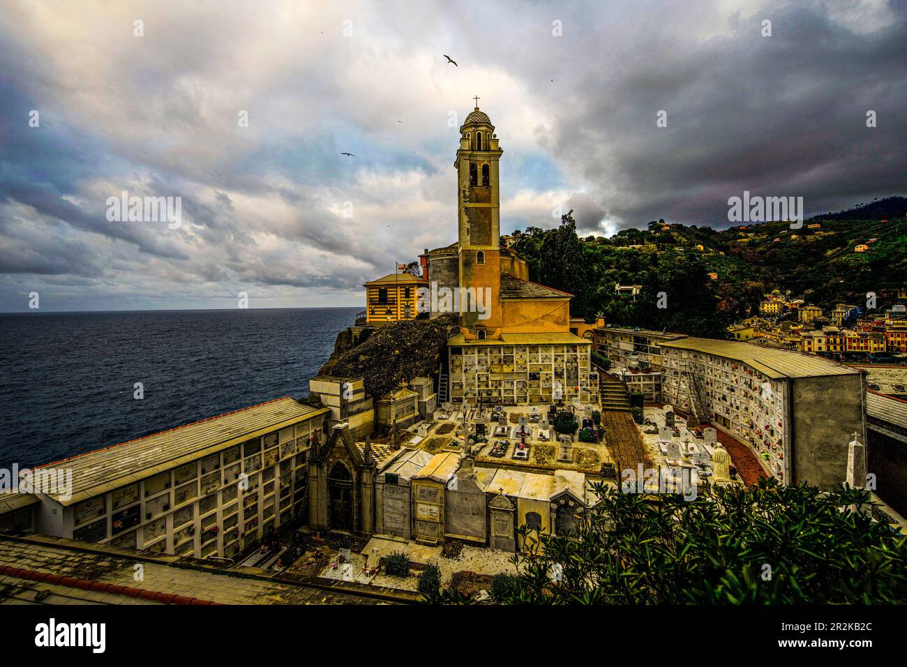 San Giorgio Friedhof und Kirche in Portofino an einem bewölkten Tag, Ligurien; Levantine Riviera, Italien Stockfoto