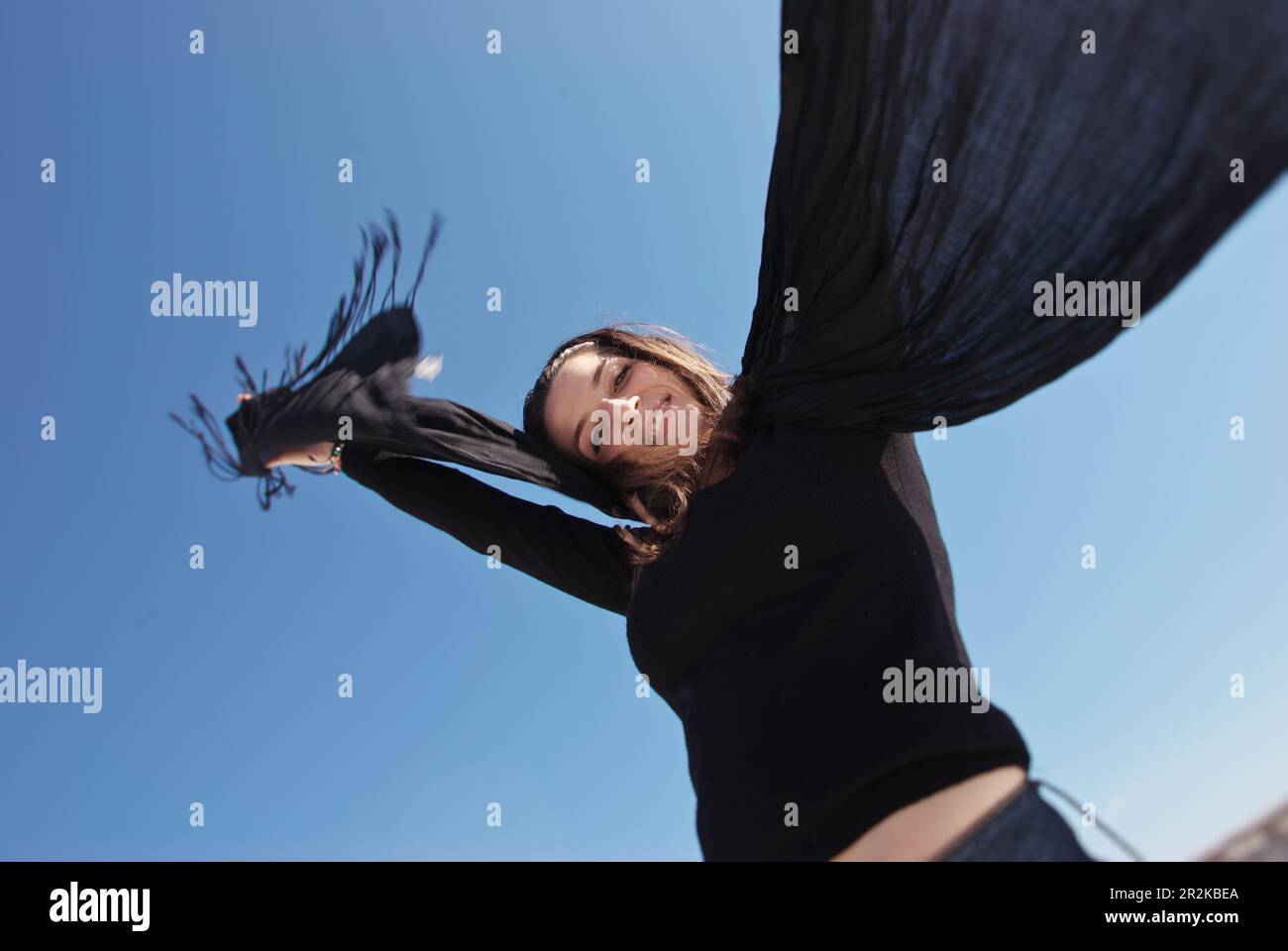 Fröhliches Mädchen mit dem schwarzen Schal Stockfoto