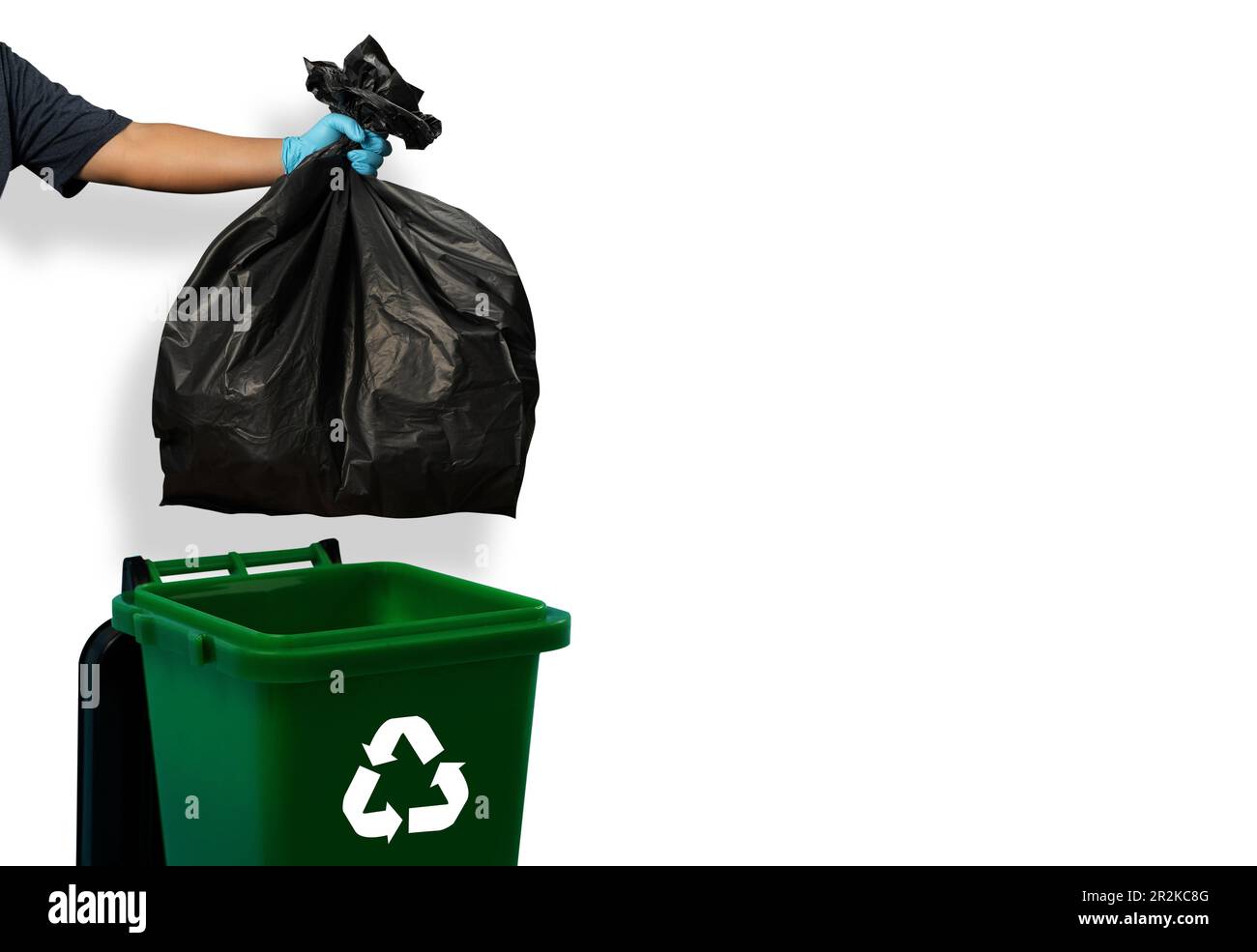 Person hält Müllsack in Müllkippe Lebensmittelumwelt Stadtgrün Hintergrund Bio-Recycling ökologisch verantwortliches Konzept Stockfoto