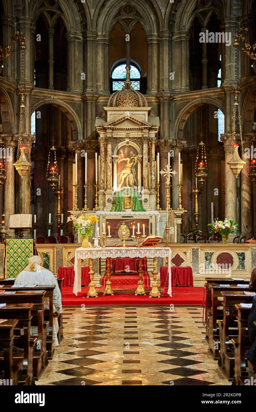 Ein Priester betet das Allerheiligste in der Chiesa di San Zaccaria, Venedig, Italien, Europa an Stockfoto