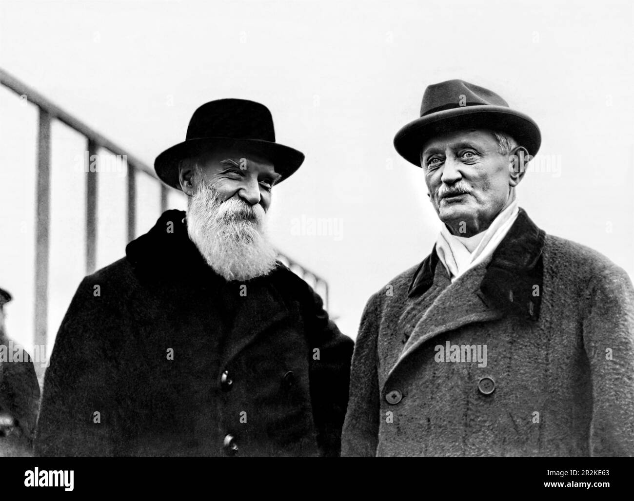 Auf der linken Seite war Nicholas Tschaikowsky ein russischer Revolutionär; auf der rechten Seite David R. Francis, US-Botschafter, in Archangel, Russland - Januar 1919 Stockfoto