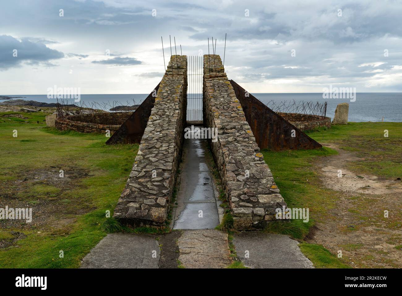 Skulptur auf den Klippen am Doonamo Point (Dún na mBó), Teil des Tir Saile Trail, Halbinsel Mullet, County Mayo, Irland Stockfoto