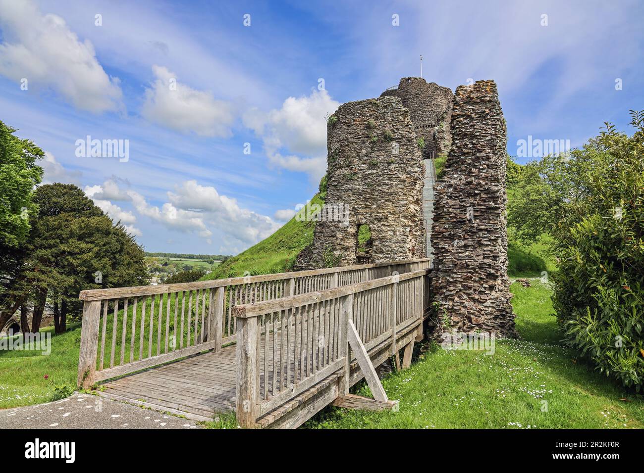Ein Pförtnerhaus am Fuße des Keep and High Tower am Launceston Castle in Cornwall, ein denkmalgeschütztes Denkmal und Besucherzentrum der Kategorie I. Stockfoto