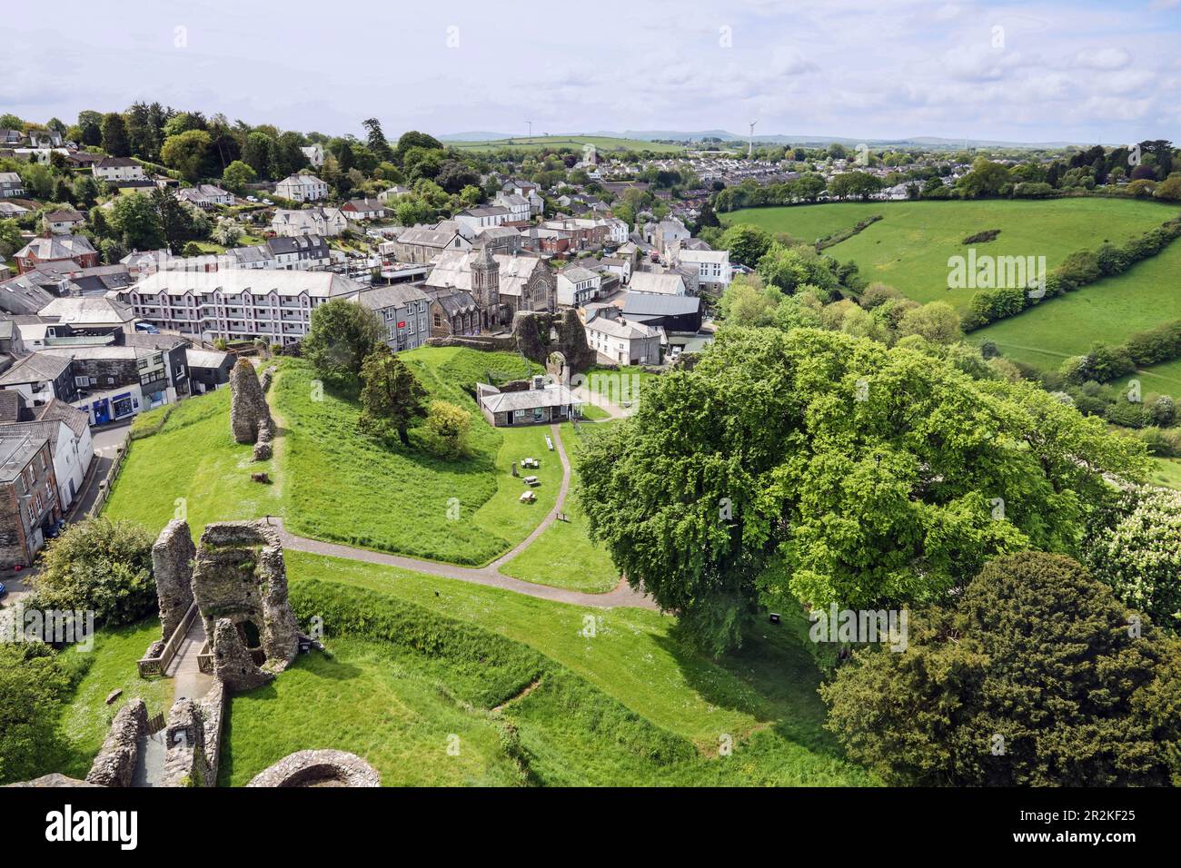 Schloss Grün in Launceston von der Spitze des Schlosses aus gesehen, umfasst das südliche Torhaus und die Stadt und Landschaft dahinter Stockfoto