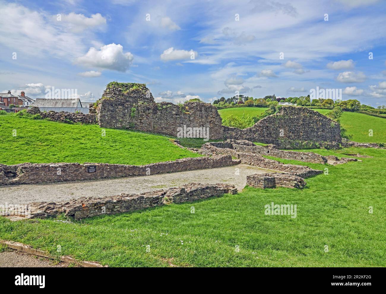 Relikte der Küche und Halle plus die Außenwand auf Castle Green in Launceston, ein denkmalgeschütztes Denkmal der Kategorie I, im Besitz der Dutchy von Cornwall und OPE Stockfoto