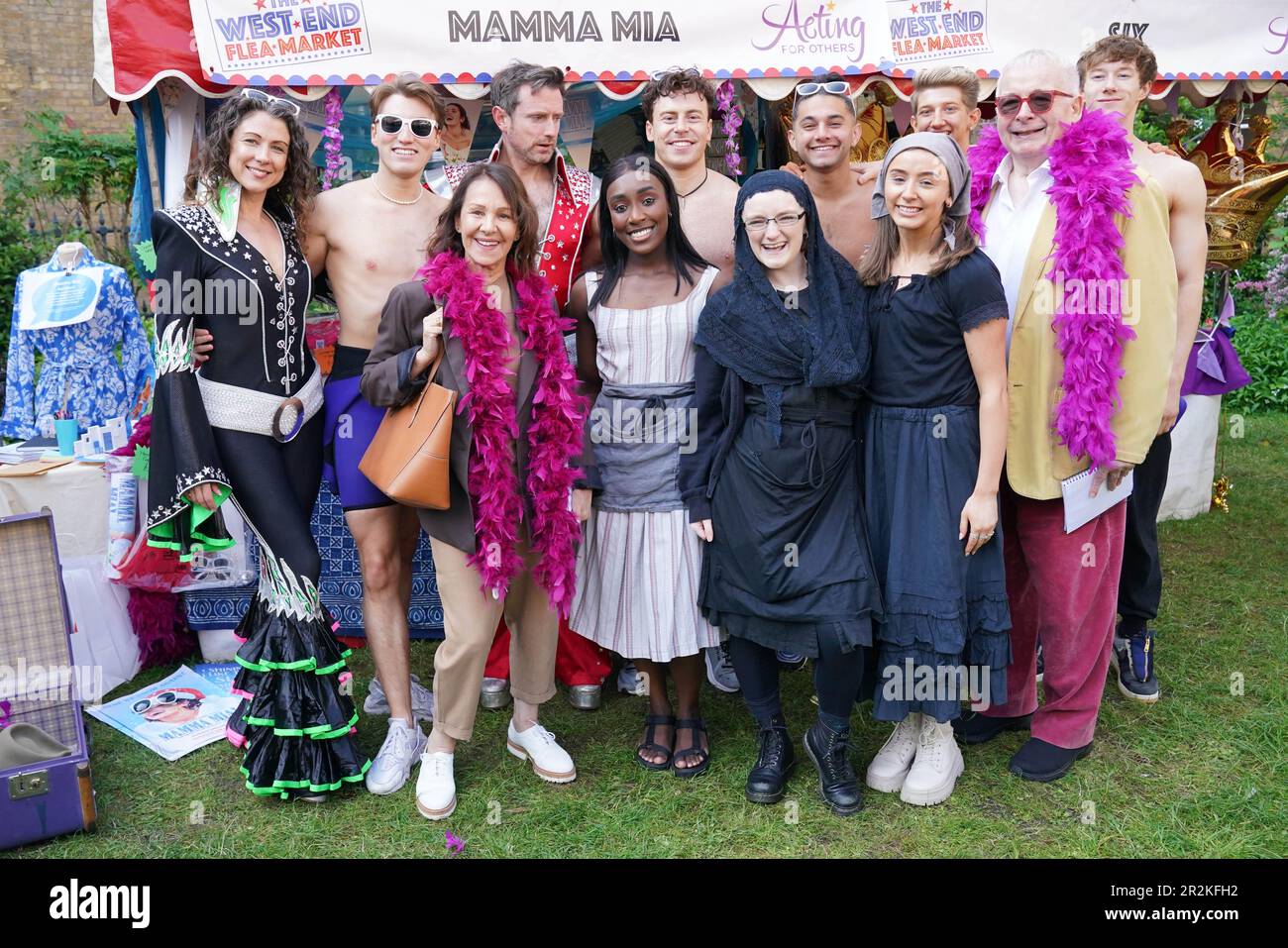 Dame Arlene Phillips und Christopher Biggins (gelbes Jackett) eröffnen offiziell den West End Flea Market, eine Spendengala für theatralische Wohltätigkeitsveranstaltungen, in der St Paul's Church in Covent Garden, London. Foto: Samstag, 20. Mai 2023. Stockfoto