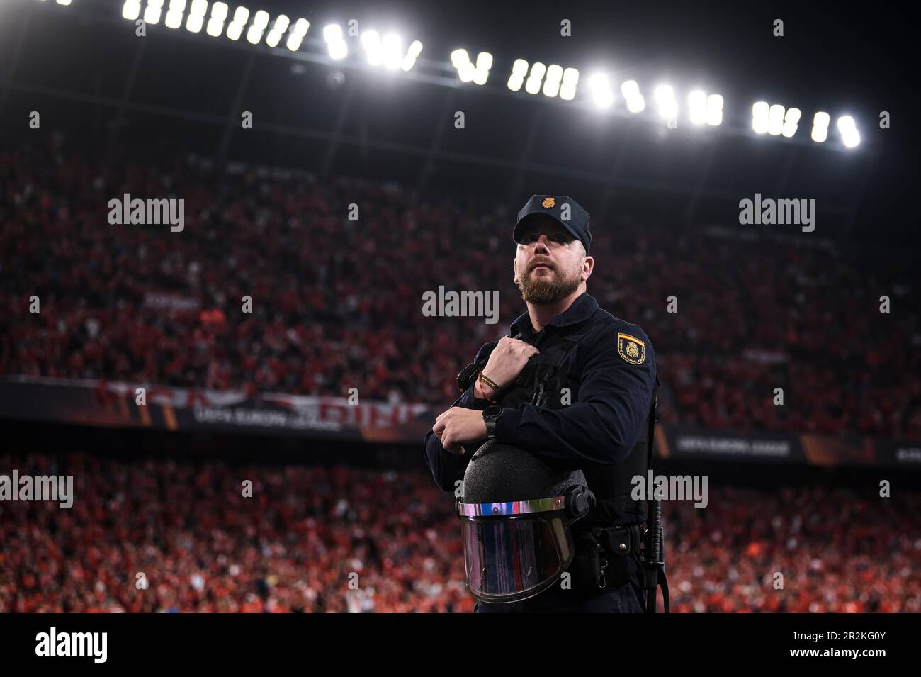 Sevilla, Spanien. 18. Mai 2023 Ein Polizist wird während des Halbfinalspiels der UEFA Europa League auf der zweiten Fußballbeine zwischen dem FC Sevilla und dem FC Juventus gesehen. Kredit: Nicolò Campo/Alamy Live News Stockfoto