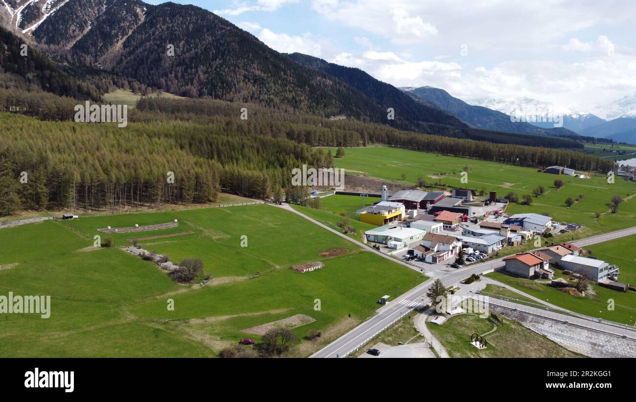 Reschensee, Italien, Südtirol, Vinschgau - Wasser abgelassen; der Stausee ist aufgrund von Arbeiten leer bzw. Nur mehr wenig Wasser ist im See Stockfoto