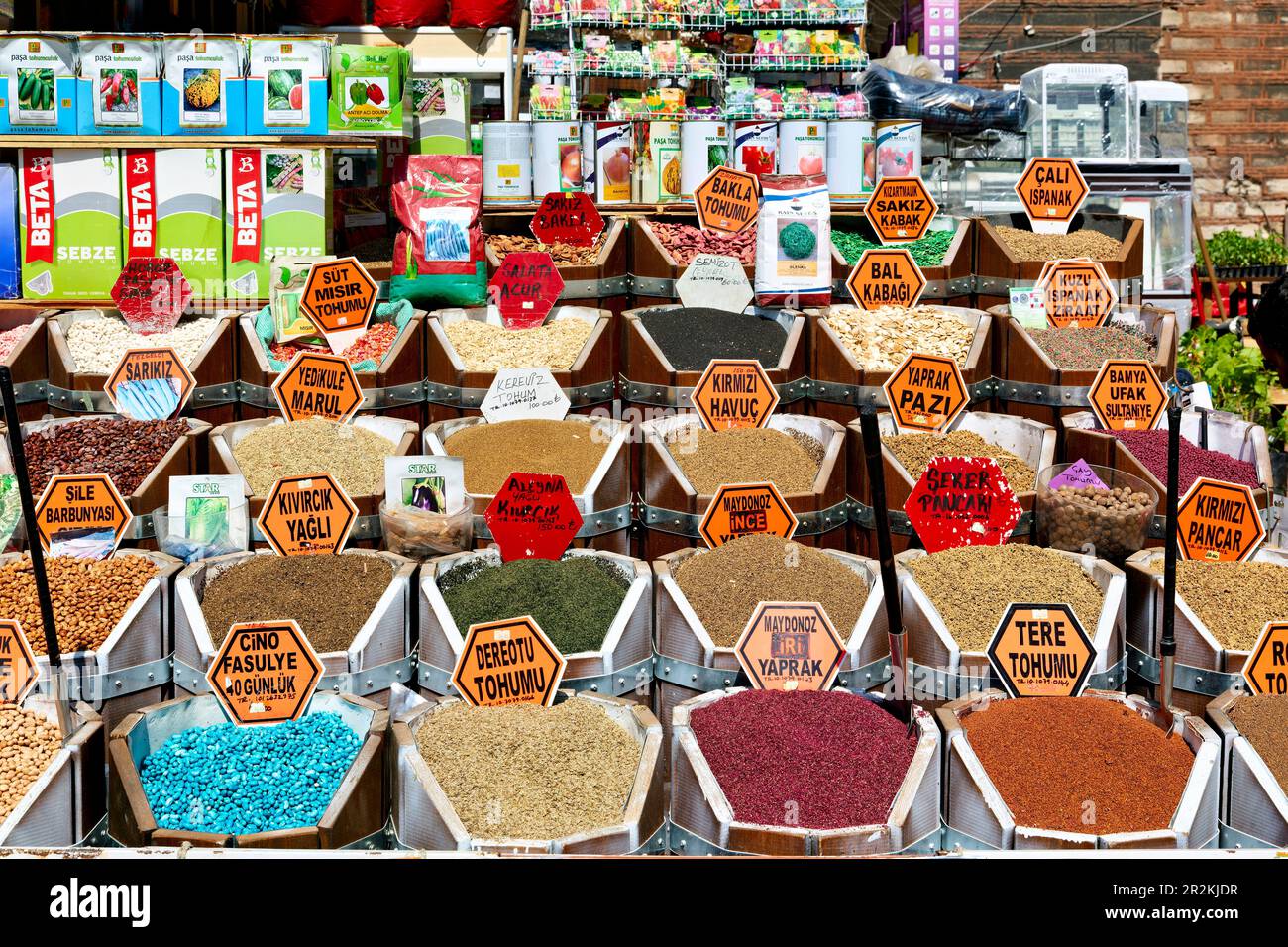 Istanbul Türkei. Auswahl an Gewürzen auf dem überdachten Markt des Großen Basars Stockfoto