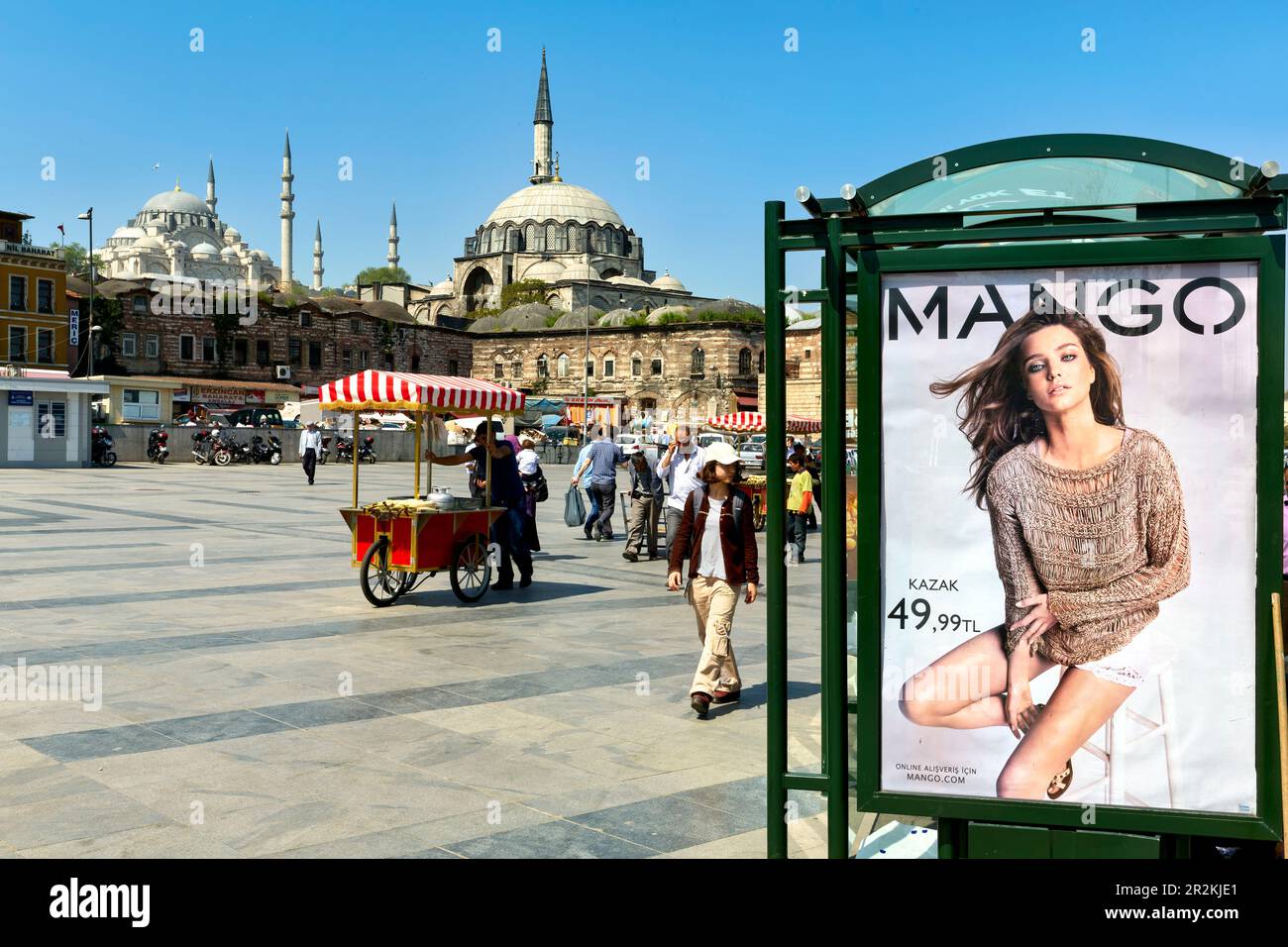 Istanbul Türkei. Werbung am Sultanahmet-Platz vor der Blauen Moschee Stockfoto