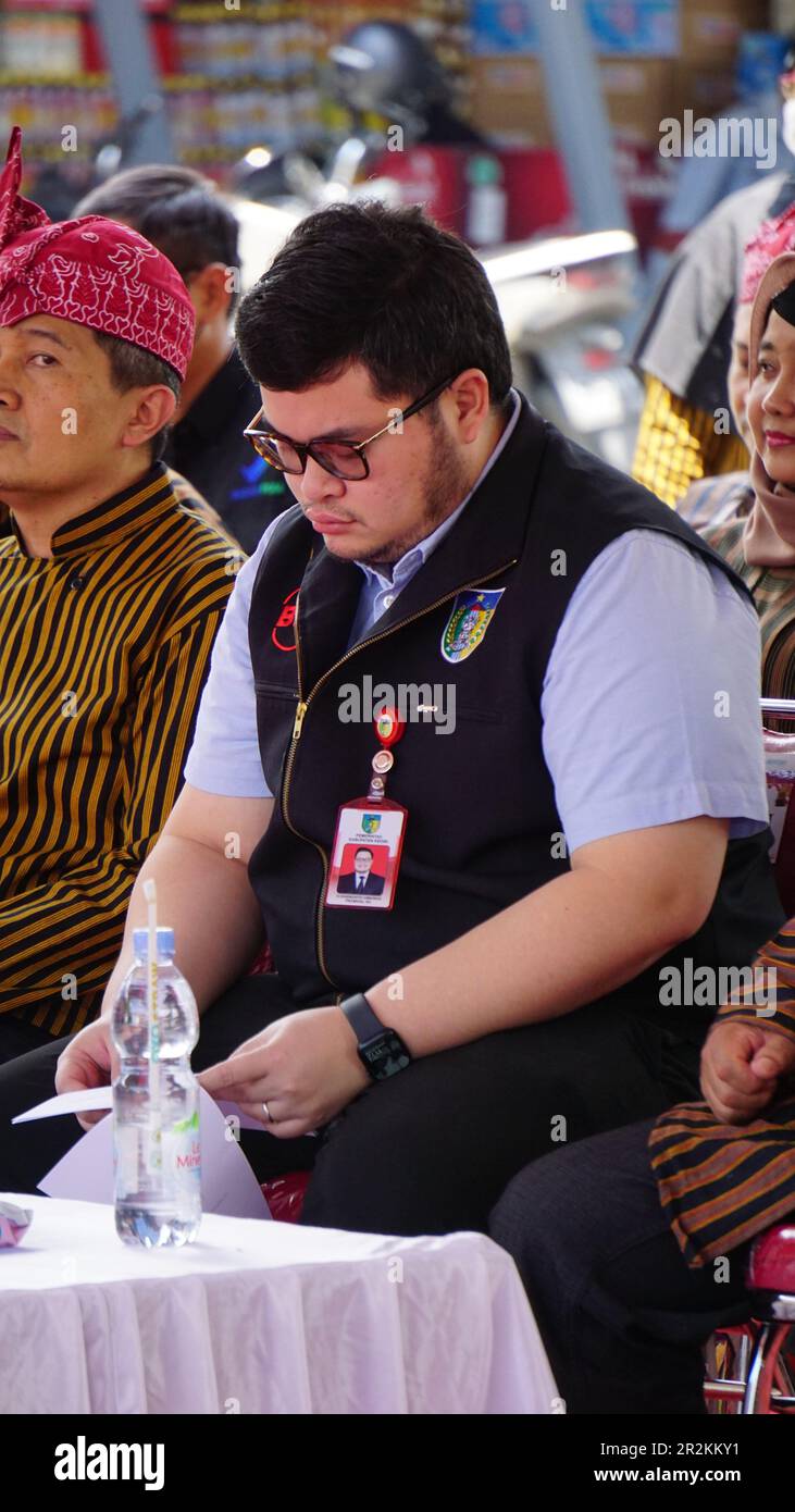 Der Regent von Kediri Hanindhito Himawan Pramana (Mas Dhito) zur Eröffnung von Pameran Jadoel anlässlich des Jubiläums von Kediri Stockfoto