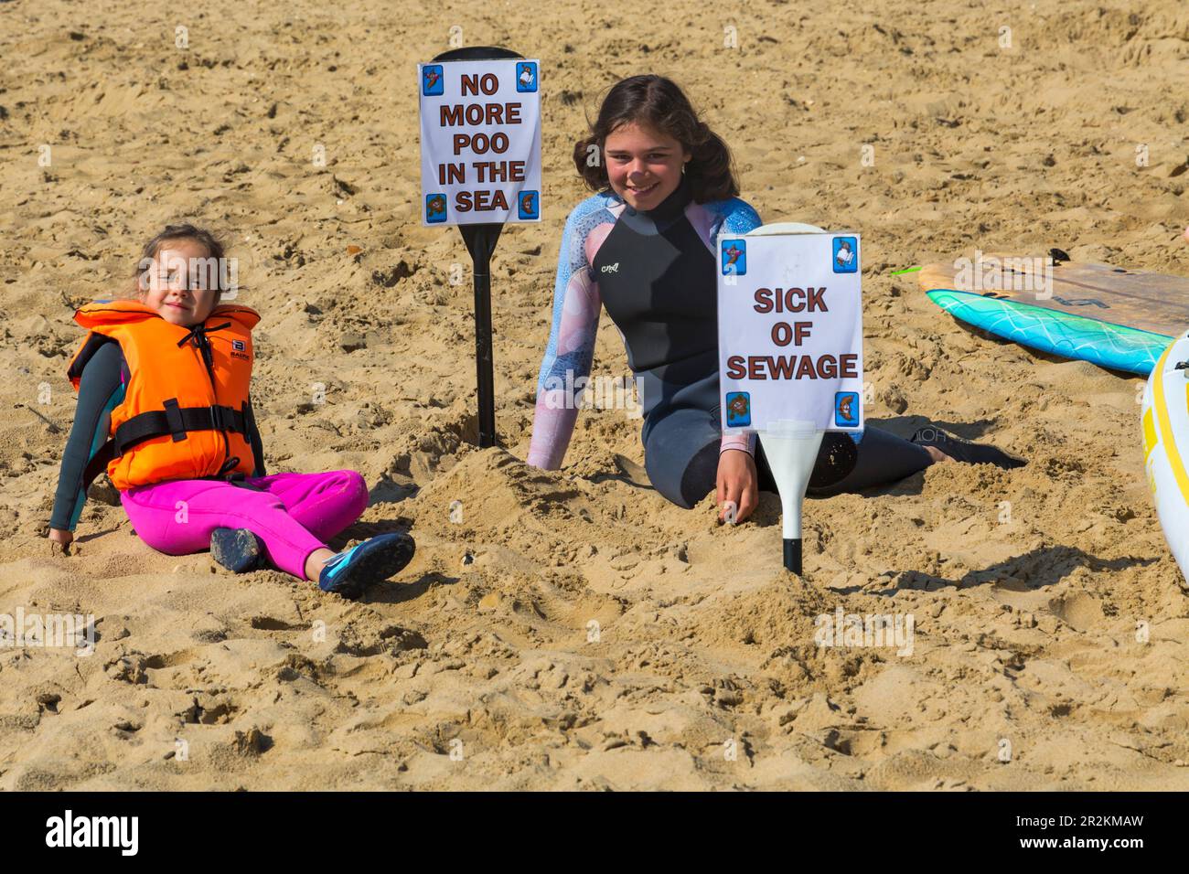 Boscombe, Bournemouth, Dorset, Großbritannien. 20. Mai 2023 Surfer gegen Abwasser paddeln Protest in Boscombe, Bournemouth, protestieren gegen Abwasser, das ins Meer geworfen wurde. Kredit: Carolyn Jenkins/Alamy Live News Stockfoto