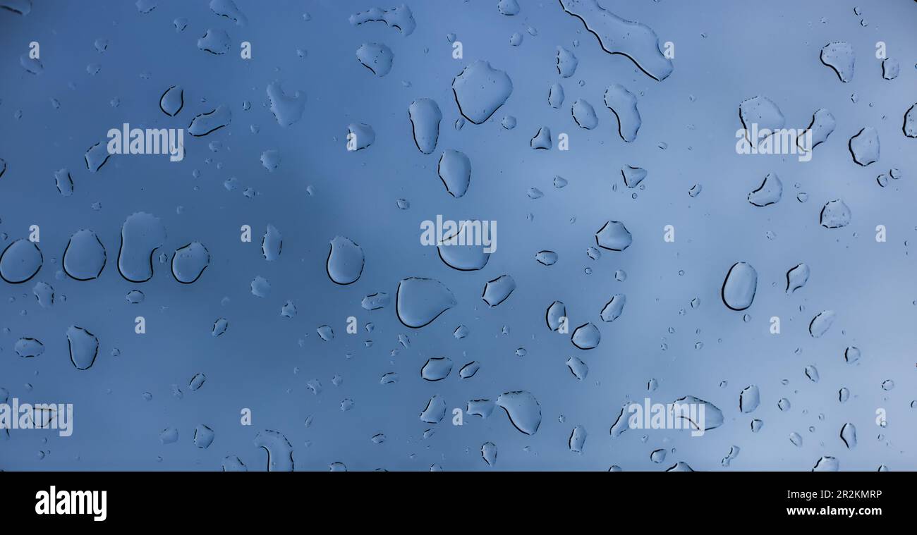 Tropfen Wasser auf das Glas. Stockfoto