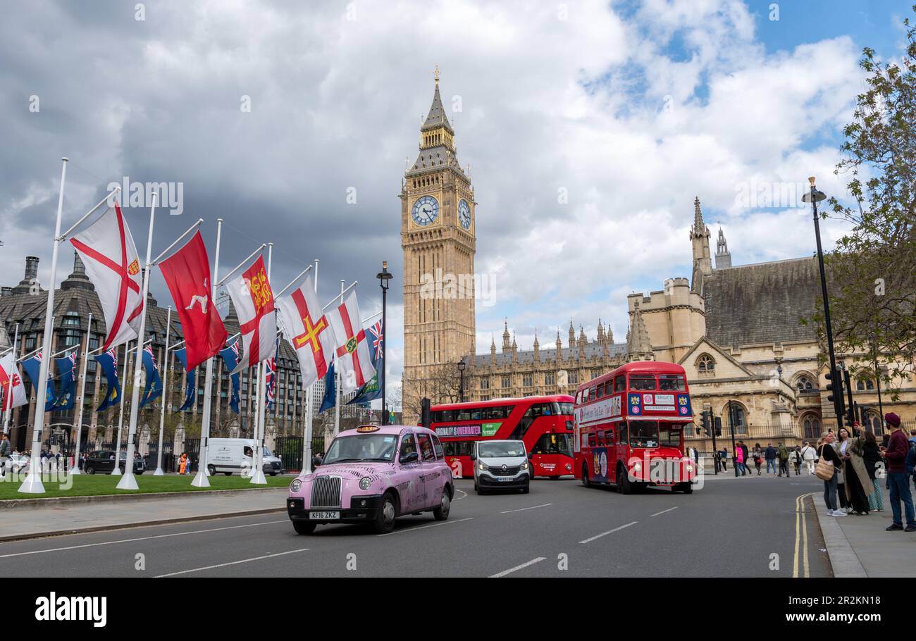 London, England, Großbritannien - 15. Mai 2023: Die Stadt London mit den traditionellen historischen Big Ben und roten Doppeldeckerbussen auf der Straße Stockfoto