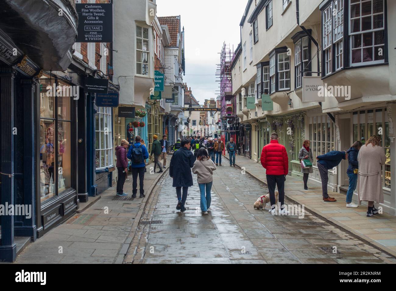 Geschäfte, Cafés und Restaurants am Stonegate in York, North Yorkshire, England, Großbritannien Stockfoto
