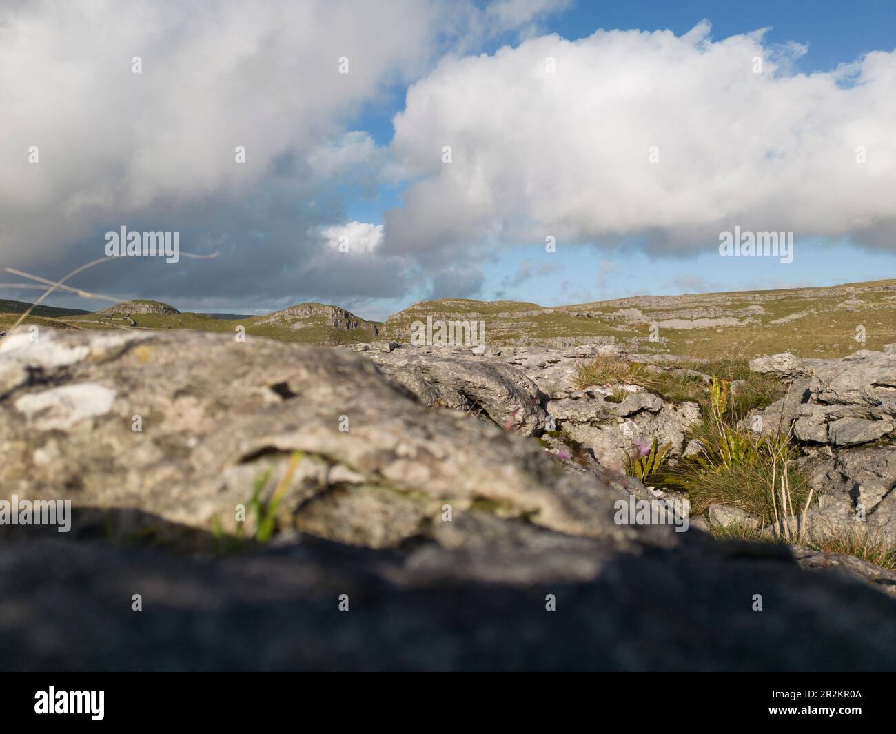 Eine majestätische Landschaft von Dean Moor mit einem Kalksteinfelsen, umgeben von sanften Hügeln und Wolken am Himmel. Ein perfektes Beispiel für natürliche Schönheit! Stockfoto