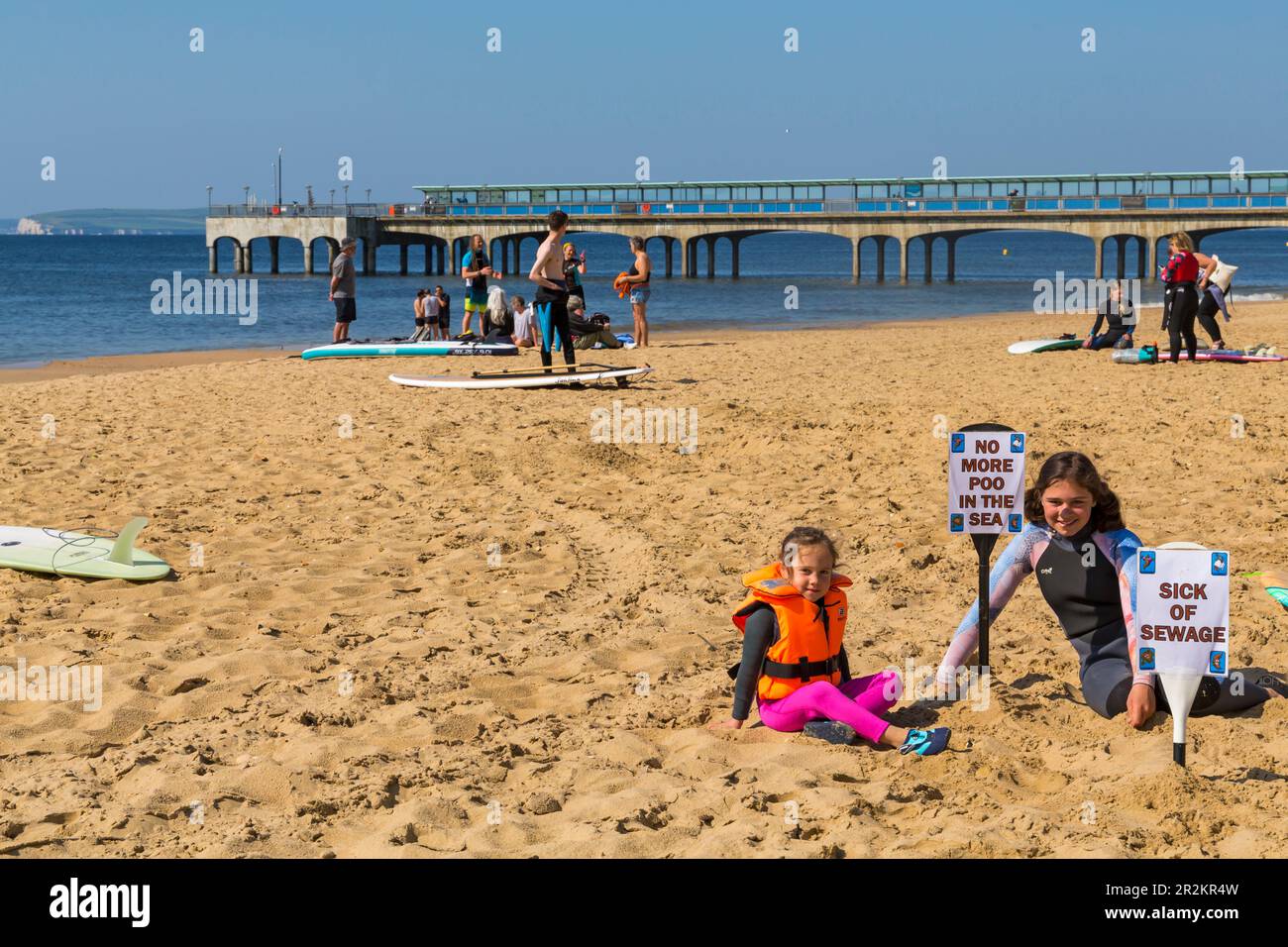 Boscombe, Bournemouth, Dorset, Großbritannien. 20. Mai 2023 Surfer gegen Abwasser paddeln Protest in Boscombe, Bournemouth, protestieren gegen Abwasser, das ins Meer geworfen wurde. Kredit: Carolyn Jenkins/Alamy Live News Stockfoto