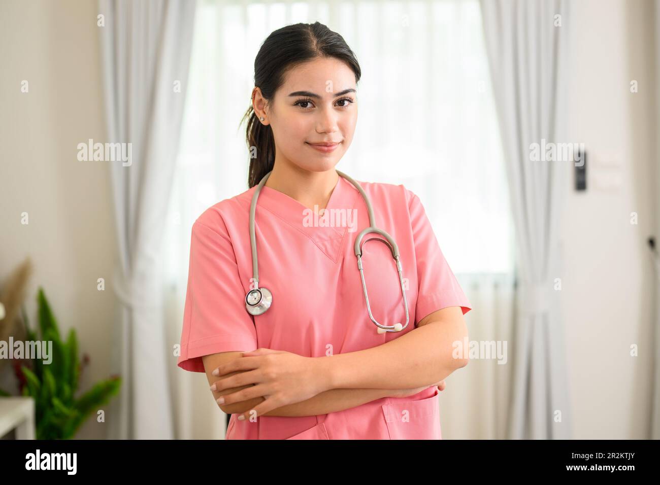 Lächelndes Porträt einer Fachärztin mit Stethoskop Stockfoto