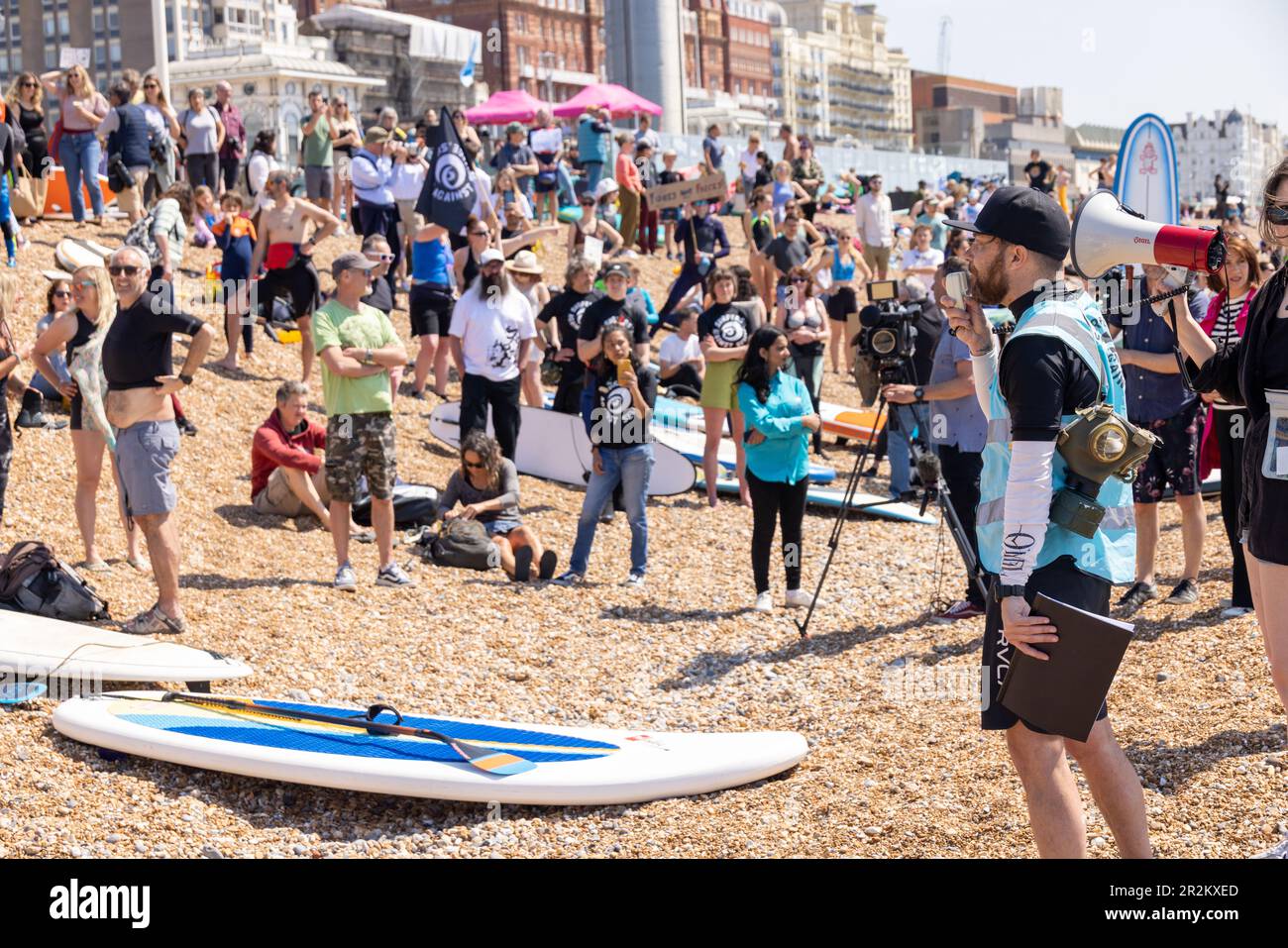 Hove Beach, City of Brighton & Hove, East Sussex, Großbritannien. Die Umweltgruppe Stuart Davies, die im Surfers Against Sewage und Brighton Explorers Club sprach, organisierte Proteste am Hove Beach gegen die Wasserunternehmen und die Verschmutzung der UKs-Gewässer für sicheres Baden und Meeresschutz. 20. Mai 2023 Kredit: David Smith/Alamy Live News Stockfoto