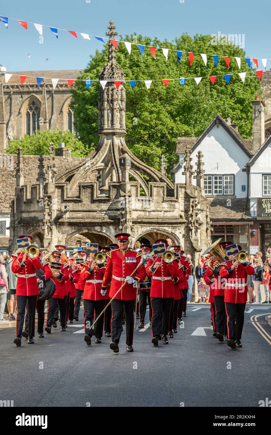 Samstag, 20. Mai 2023 - Malmesbury, Wiltshire. Eine große Menschenmenge versammelte sich im frühen Sommer, um 400 Soldaten des 9. Regiment Royal Logistics Corps und ihrer Regimentkapelle zu beobachten, die in den nahe gelegenen Buckley Barracks stationiert sind und durch die Straßen von Malmesbury, Wiltshire, marschierten, wo sie die „Freiheit der Stadt“ von lokalen Würdenträgern erhielten. Kredit: Terry Mathews/Alamy Live News Stockfoto