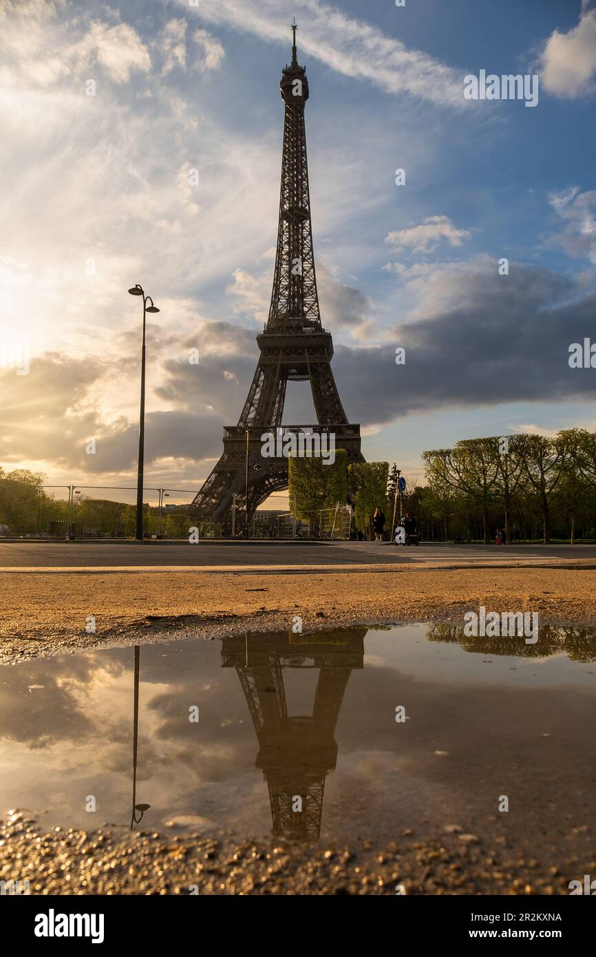 Wunderschöner Blick auf den isolierten Eiffelturm, der sich in einer Pfütze bei Sonnenuntergang spiegelt, Paris, Frankreich Stockfoto