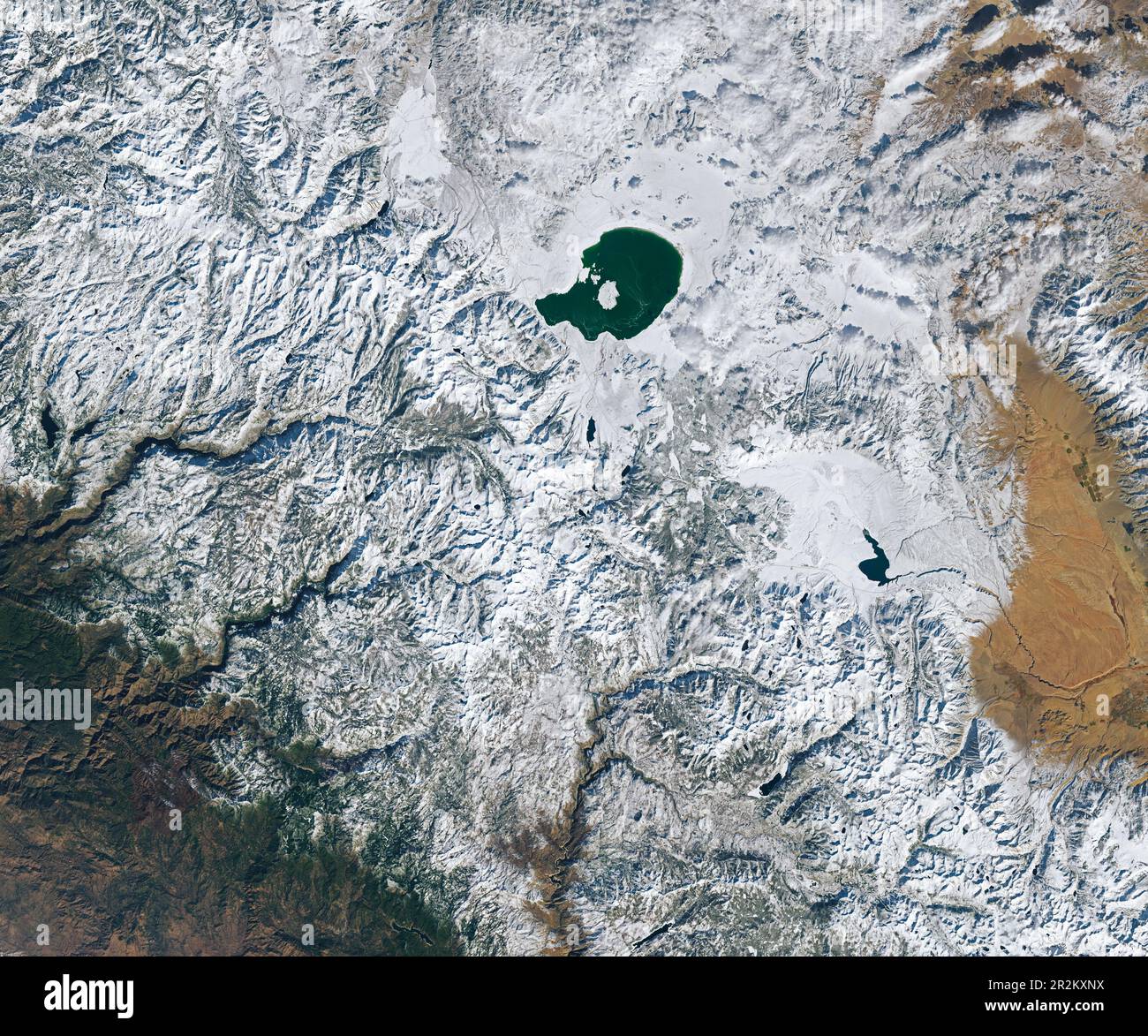 Satellitenbild des Schneefalls im Zentrum von Sierras, einschließlich des Yosemite-Nationalparks, und der Gebiete östlich von Mono County im November 22, Kalifornien, USA Stockfoto