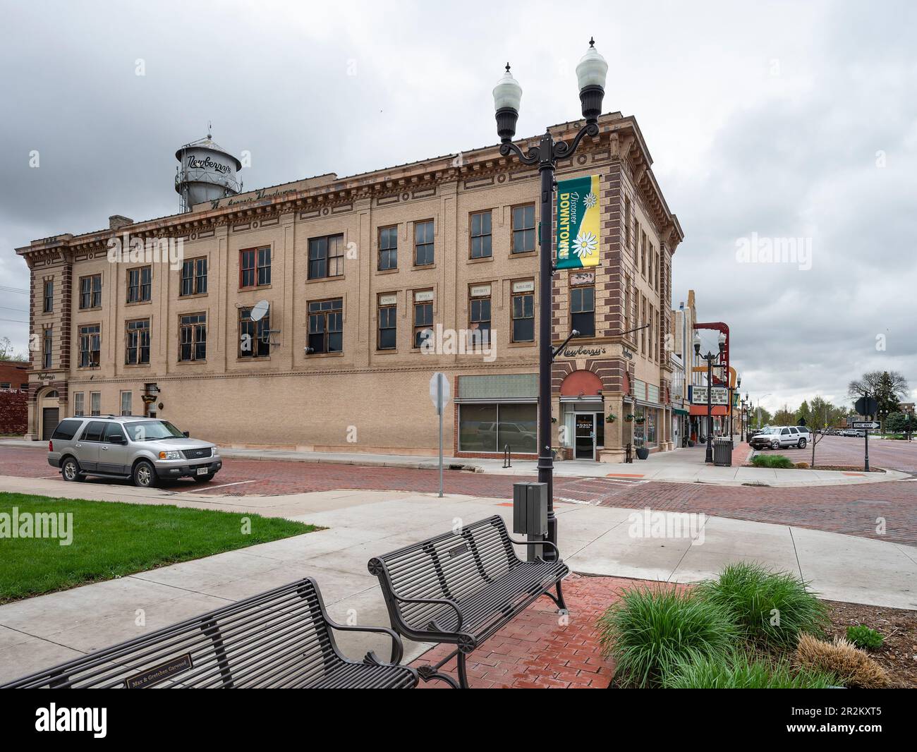 Alliance, Nebraska, USA – 11. Mai 2023: Box Butte Avenue im Stadtzentrum mit dem historischen Newberry Hardware Building Stockfoto
