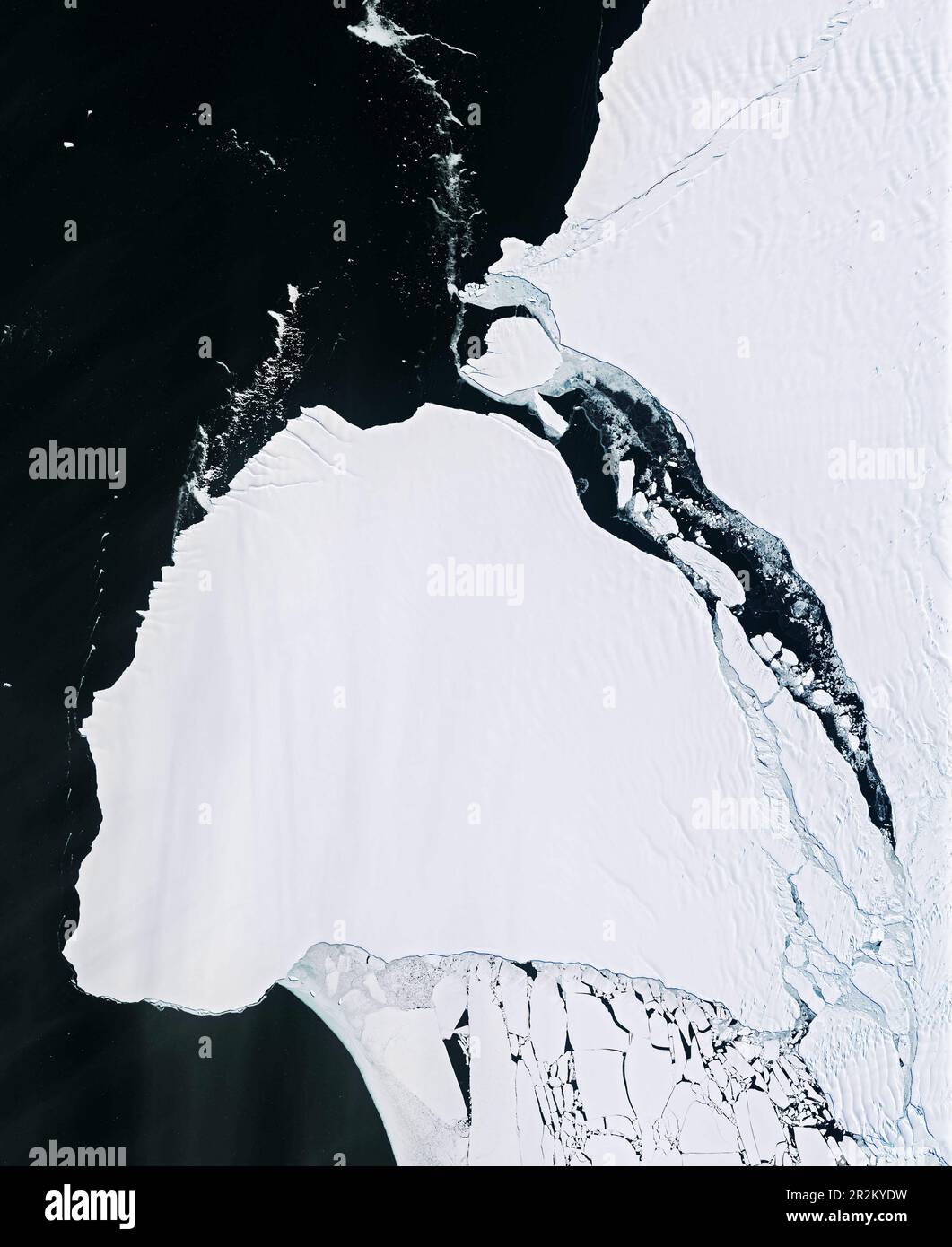 Satellitenansicht eines neuen Eisbergs, der vom Brunt Ice Shelf der Antarktis getrennt ist. Stockfoto