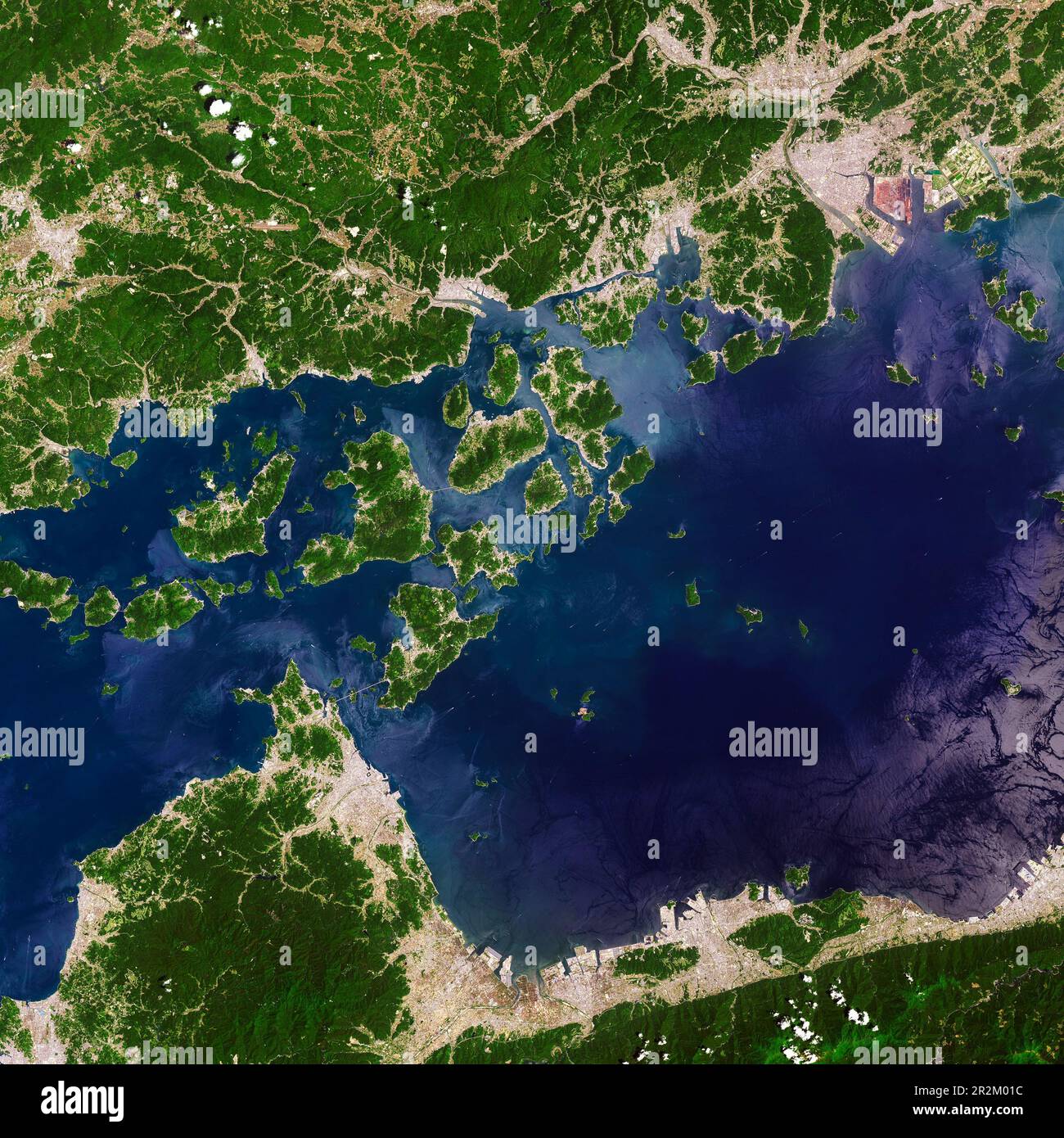 Satellitenansicht des japanischen Seto-Binnenmeers mit wirbelnden Strömungen um mehrere Geiyo-Inseln Stockfoto