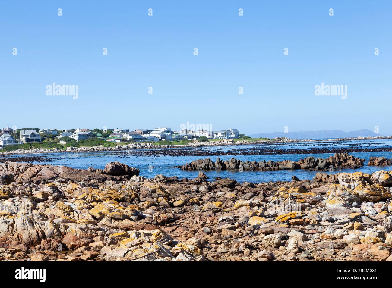 Malerische felsige Küste am Onrus, einem beliebten Touristenresort in Hermanus, Westkap, Südafrika mit Blick auf den Atlantischen Ozean Stockfoto