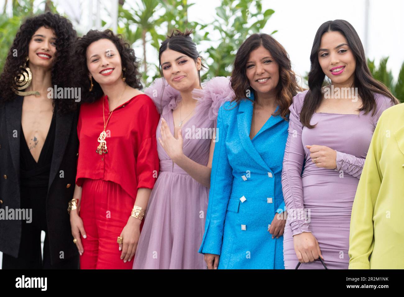 Cannes, Frankreich. 20. Mai 2023. Majd Mastoura, Olfa Hamrouni, Eya Chikhaoui, Kaouther Ben Hania, Tayssir Chikhaoui, Nour Karoui, Ichraq Matar, Hend Sabry, die am 20. Mai 2023 im Rahmen des Filmfestivals 76. in Cannes, Frankreich, an der Fotokonferenz Les Filles D'Olfa (vier Töchter) teilnahmen. Foto: Aurore Marechal/ABACAPRESS.COM Kredit: Abaca Press/Alamy Live News Stockfoto