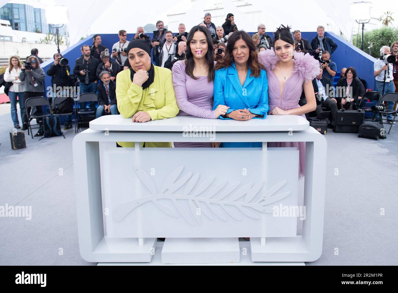 Cannes, Frankreich. 20. Mai 2023. Olfa Hamrouni, Eya Chikhaoui, Kaouther Ben Hania und Tayssir Chikhaoui, die am 20. Mai 2023 im Rahmen des Filmfestivals 76. in Cannes, Frankreich, an der Fotokonferenz Les Filles D'Olfa (vier Töchter) teilnahmen. Foto: Aurore Marechal/ABACAPRESS.COM Kredit: Abaca Press/Alamy Live News Stockfoto