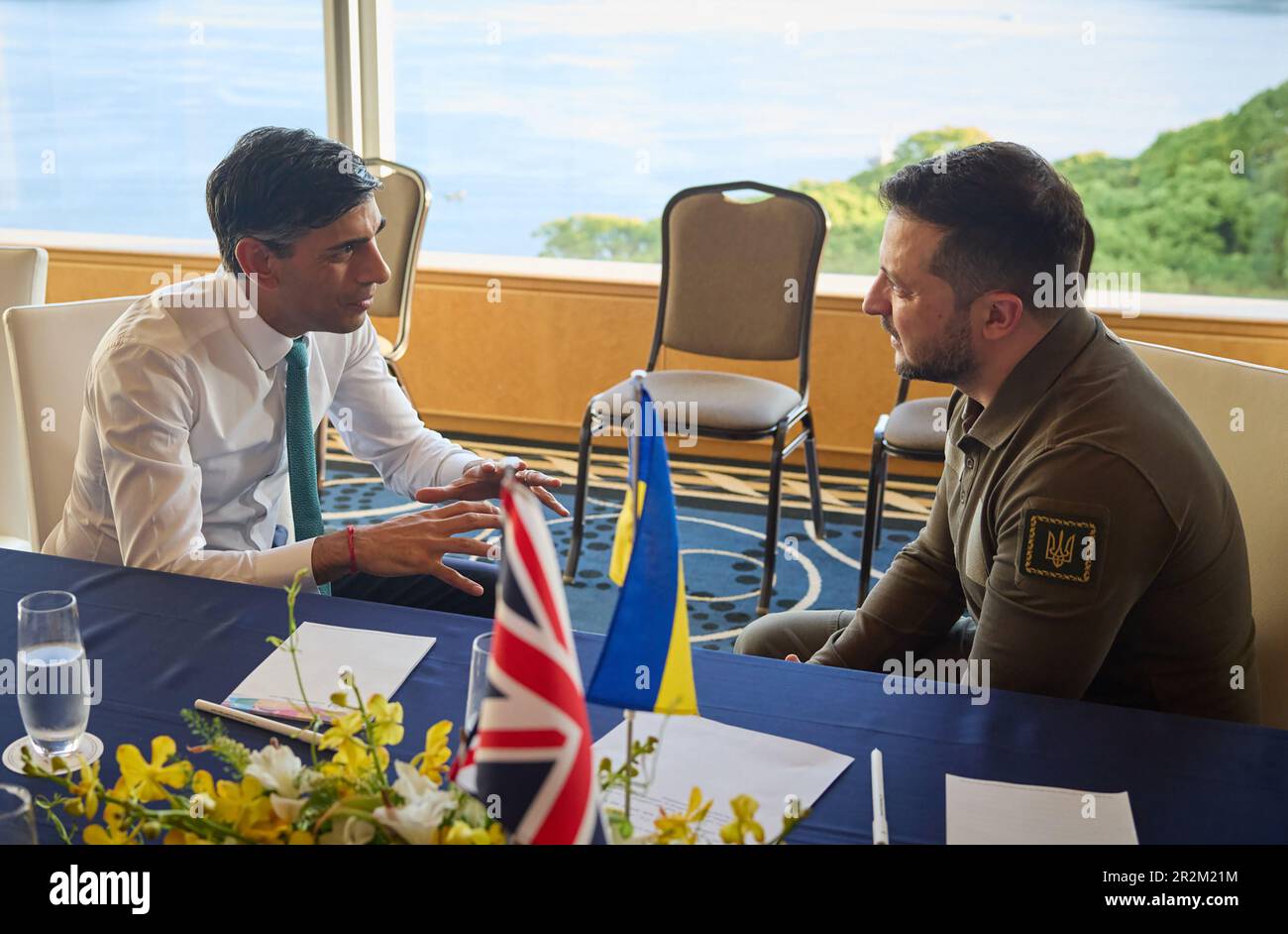 Hiroshima, Japan. 20. Mai 2023. Der ukrainische Präsident Volodymyr Zelensky (R) trifft sich mit dem britischen Premierminister Rishi Sunak während des Gipfeltreffens der Staats- und Regierungschefs der G7 am Samstag, den 20. Mai 2023 in Hiroshima, Japan. Japan ist Gastgeber des G7-Gipfels in Hiroshima ab 19-22. Mai. Foto: Pressestelle des ukrainischen Präsidenten/Kredit: UPI/Alamy Live News Stockfoto