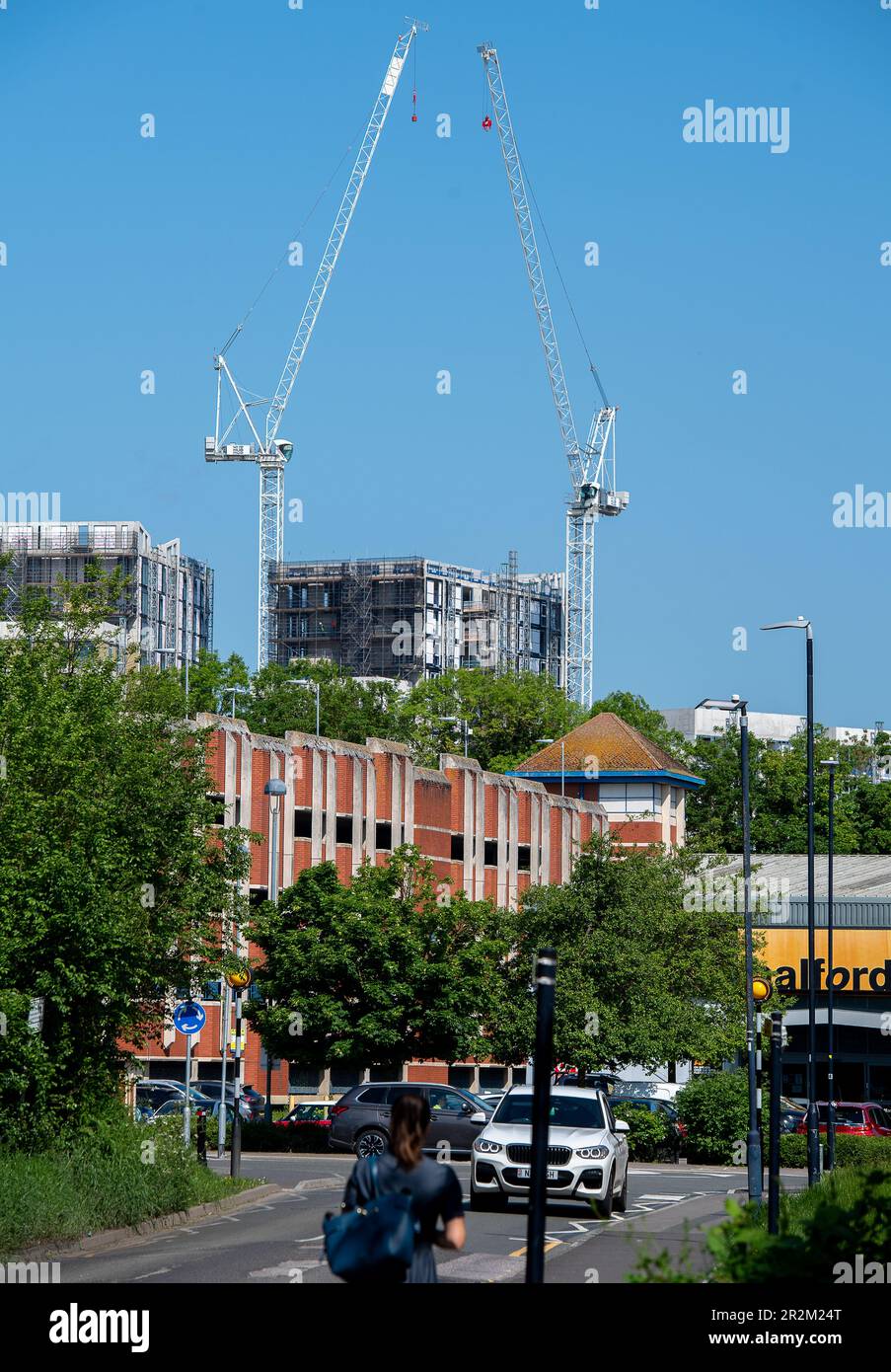 Maidenhead, Berkshire, Großbritannien. 20. Mai 2023. Die sich ständig ändernde Skyline von Maidenhead, Berkshire, während in der Stadt immer mehr Wohnblocks gebaut werden. Trotz der Krise der Lebenshaltungskosten und der höheren Hypothekenzinsen ist der Immobilienmarkt in Maidenhead nach wie vor stark. Kredit: Maureen McLean/Alamy Live News Stockfoto