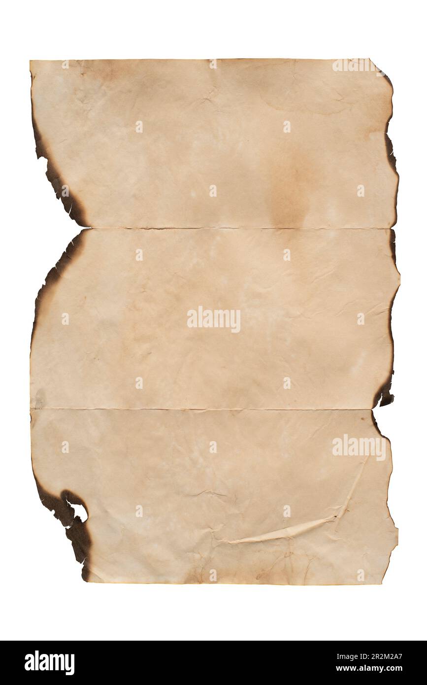 Ein Blatt altes, schäbiges, verbranntes, zerknittertes Papier, isoliert auf weißem Hintergrund Stockfoto